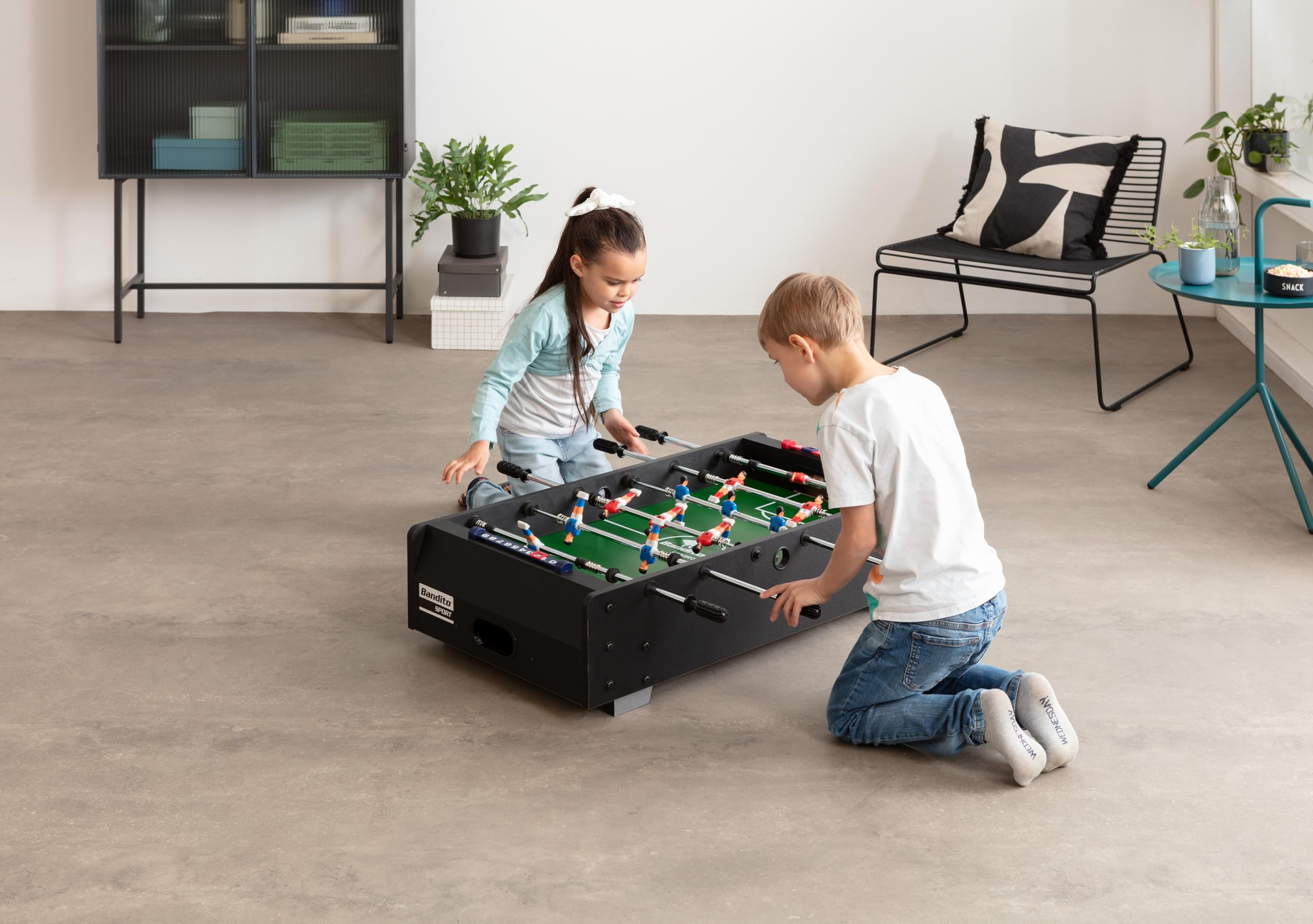 Bandito Mini-Fußballtisch, Kickertisch für Kinder, Kleiner mobiler Fußballkicker, Kindersichere Teleskopstangen, Tischfußball, Spielauflage für Tisch oder Boden, 91x51x23cm, braun, inkl Bälle
