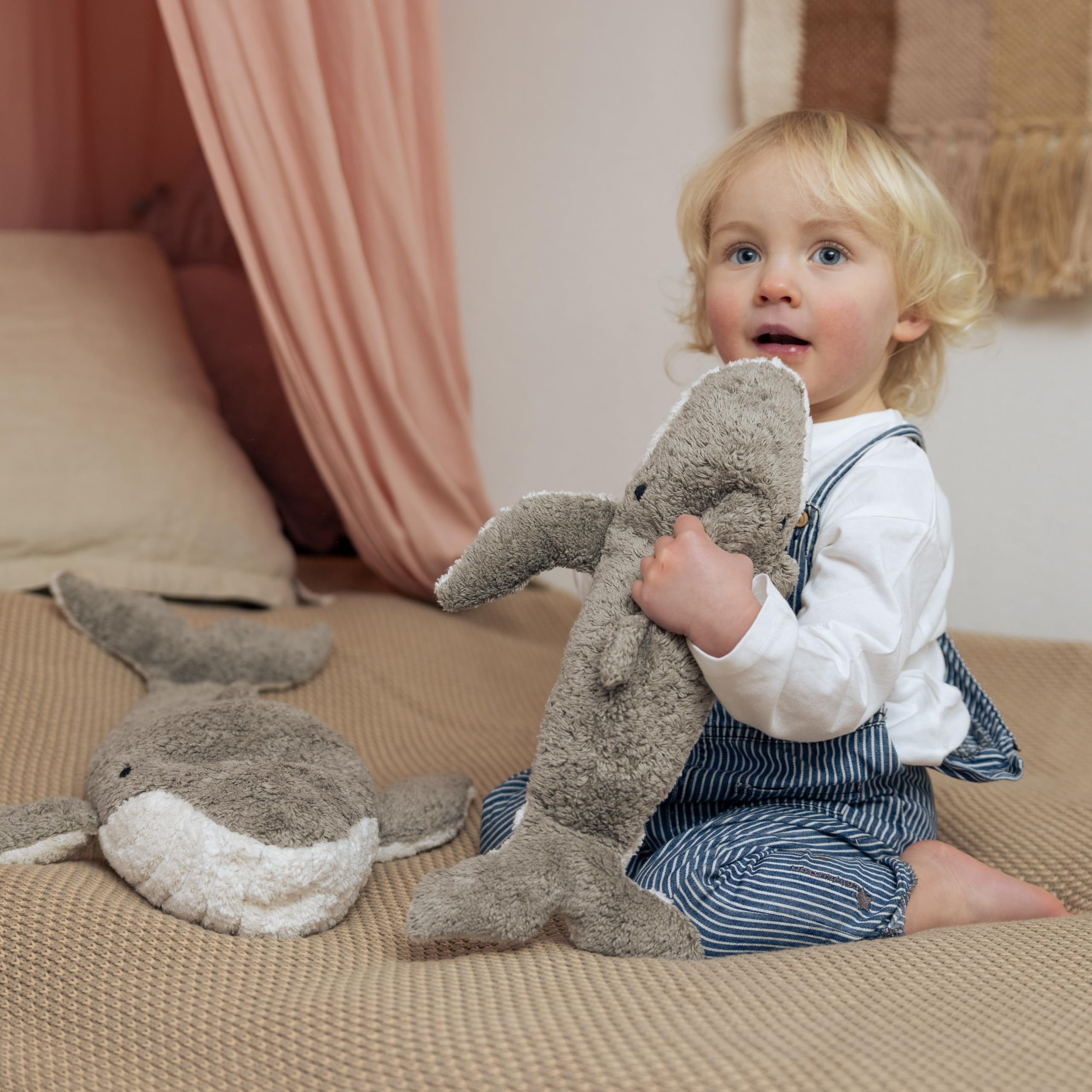 Kleiner SENGER NATURWELT Kuscheltier-Wal, Grau I Kuscheliger Begleiter, geeignet ab 3 Monaten I GOTS-zertifiziertes Plüschtier mit herausnehmbarem Wärmekissen zum Erhitzen oder Kühlen