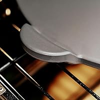 Vista 4 de Old Stone Pizza Kitchen - Piedra redonda esmaltada para pizza con asas para horno y parrilla, 13 pulgadas