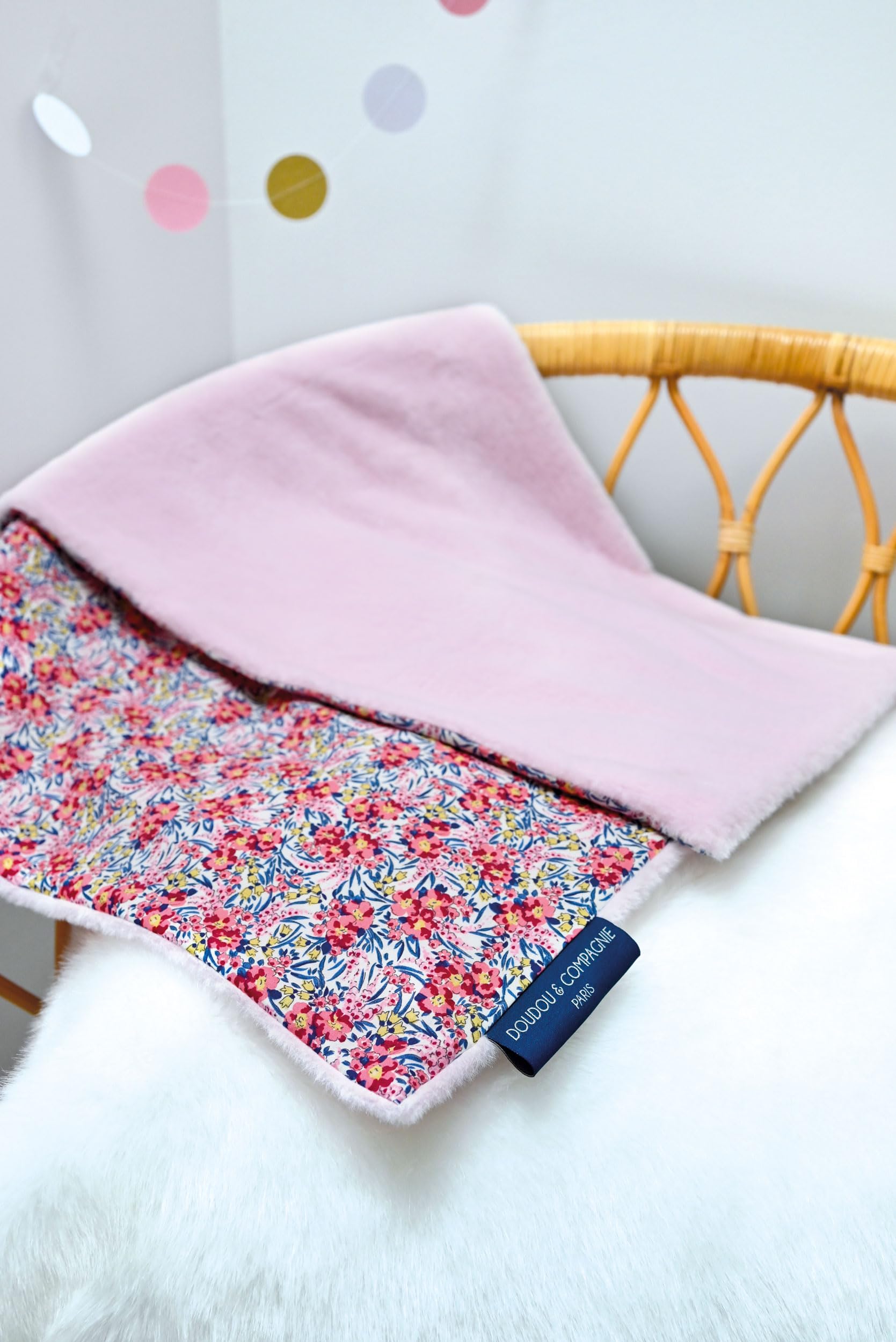DOUDOU ET COMPAGNIE - Plaid Douceur Rose et Fleuri - Collection BOH'AIME FAON - 70 x 100 cm - Recto Imprimé 100% Coton - Verso Rose 100% Peluche - Sieste Confort - Cadeau naissance Bébé - DC4036