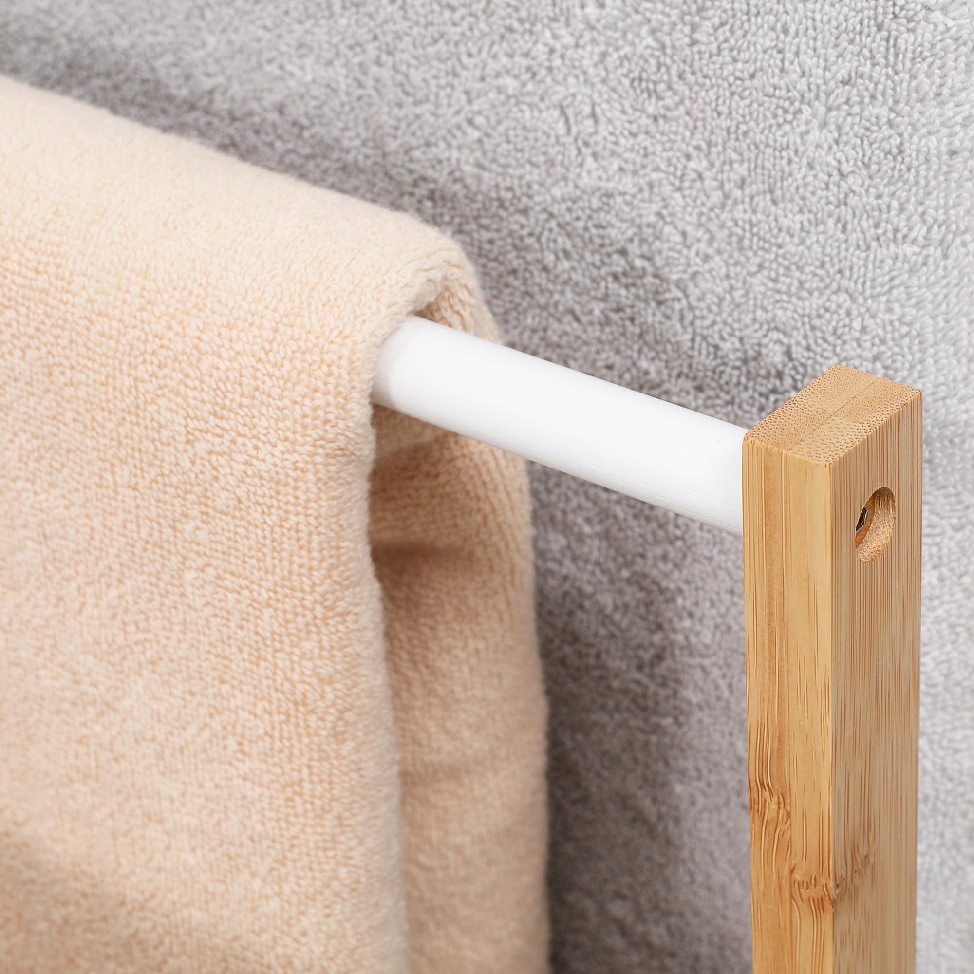 HOMCOM Porte-Serviettes en Bambou sur Pieds avec 3 Barres Support pour Serviette étagère de Salle de Bain - 48 x 25,8 x 94 cm