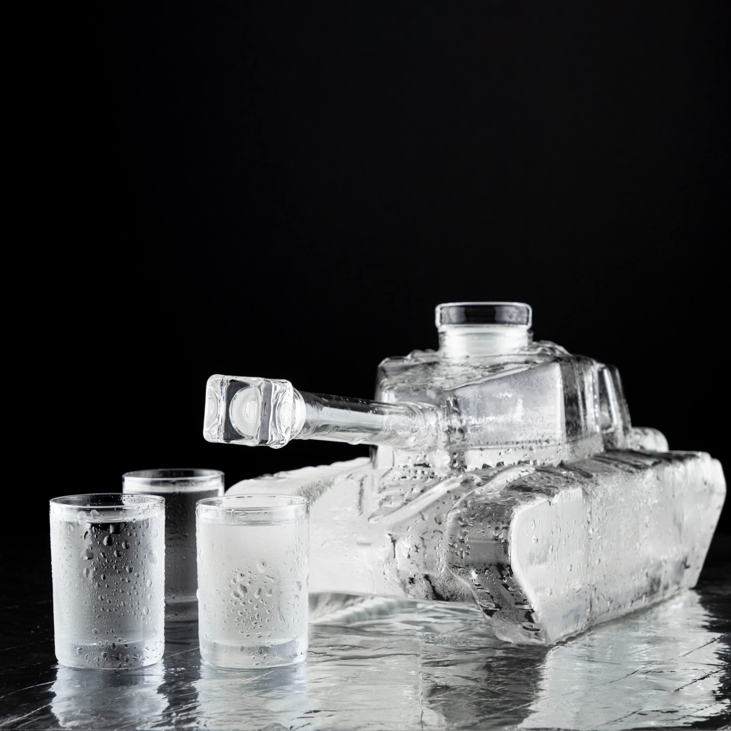 Froster Tank Decanter, Carafe à whisky en forme de char, 1000 ml carafe à rhum, Cadeau homme original, pour un amateur de whisky et d'histoire militaire, Carafe en verre