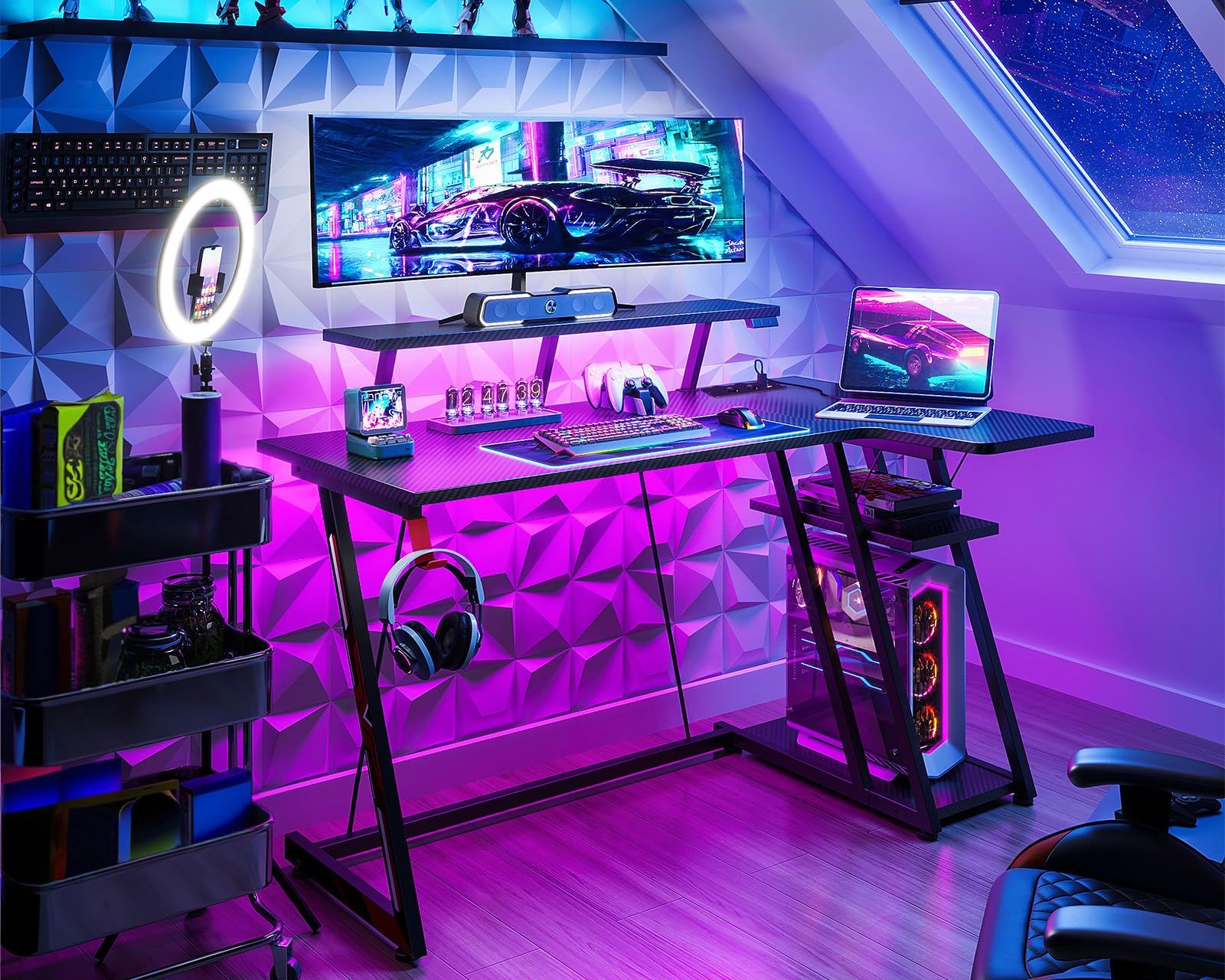 ODK Scrivania Gaming Angolare con Luci LED e Prese di Corrente, Postazione Gaming con Supporto per Monitor, Tavolo Gaming con Ripiano di Stoccaggio Fibra di Carbonio Nera 120 cm