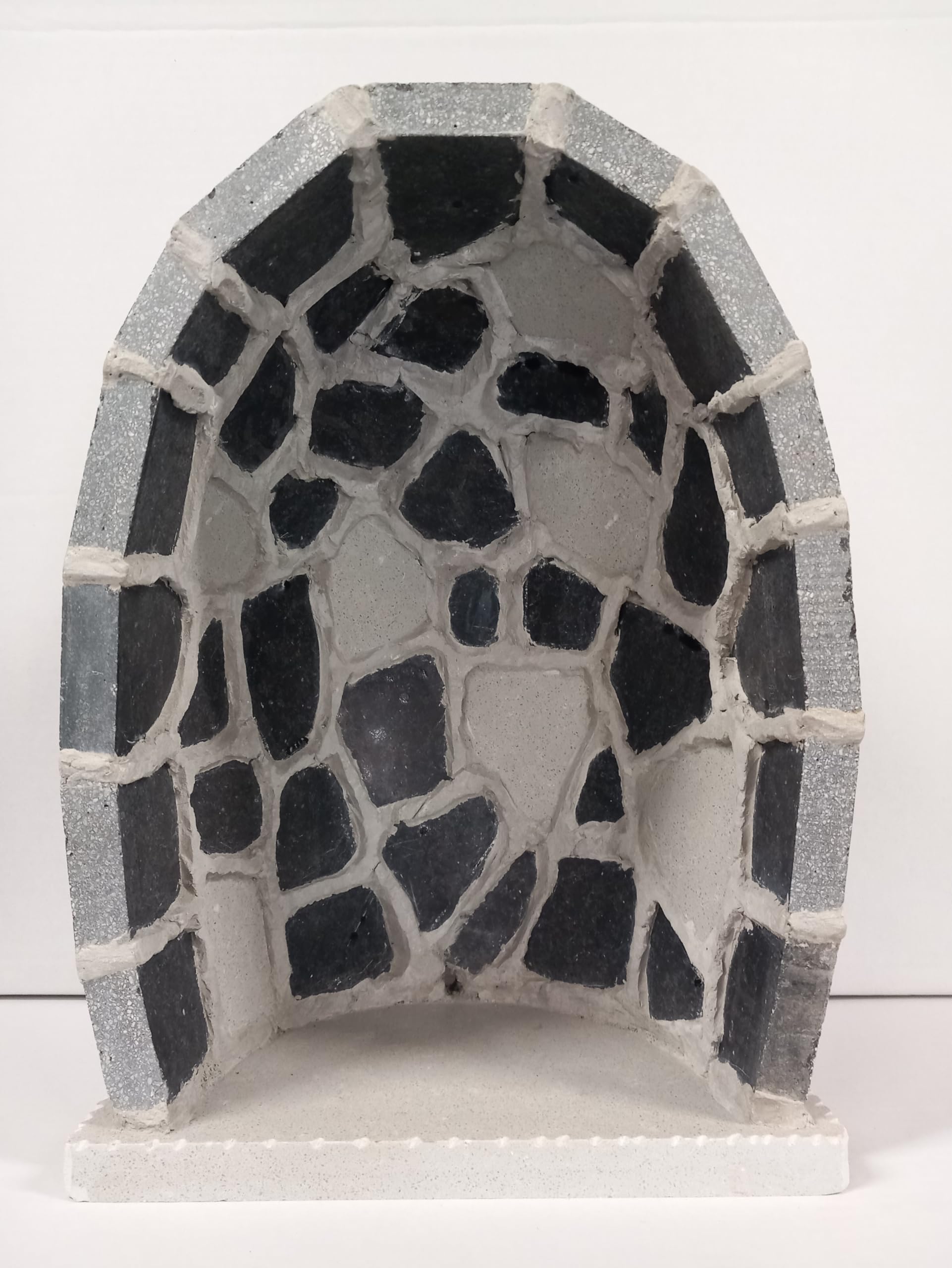 ArteSacraCaravaggio Grotta per statua artigianale in marmo grigio con inserti e base in pietra serena cm 37 x 27 realizzata interamente a mano di produzione artigianale italiana