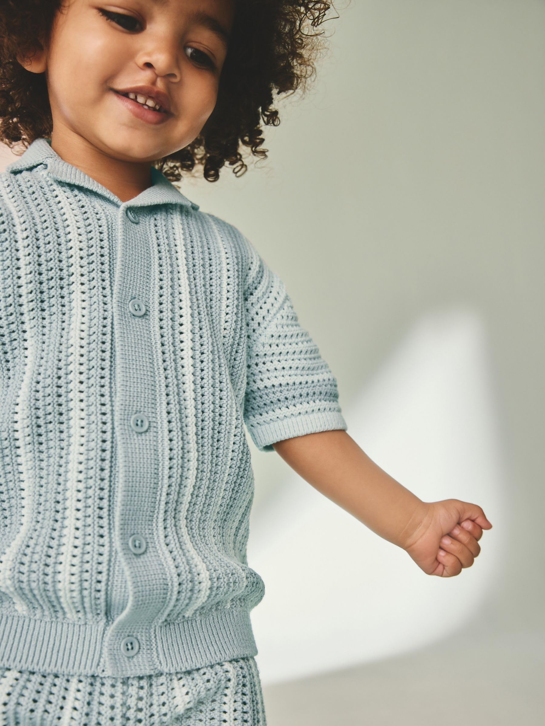 NEXT Jungen Standard Kurzarm-Hemd mit Häkel- + Strickdetails und Shorts 62-140