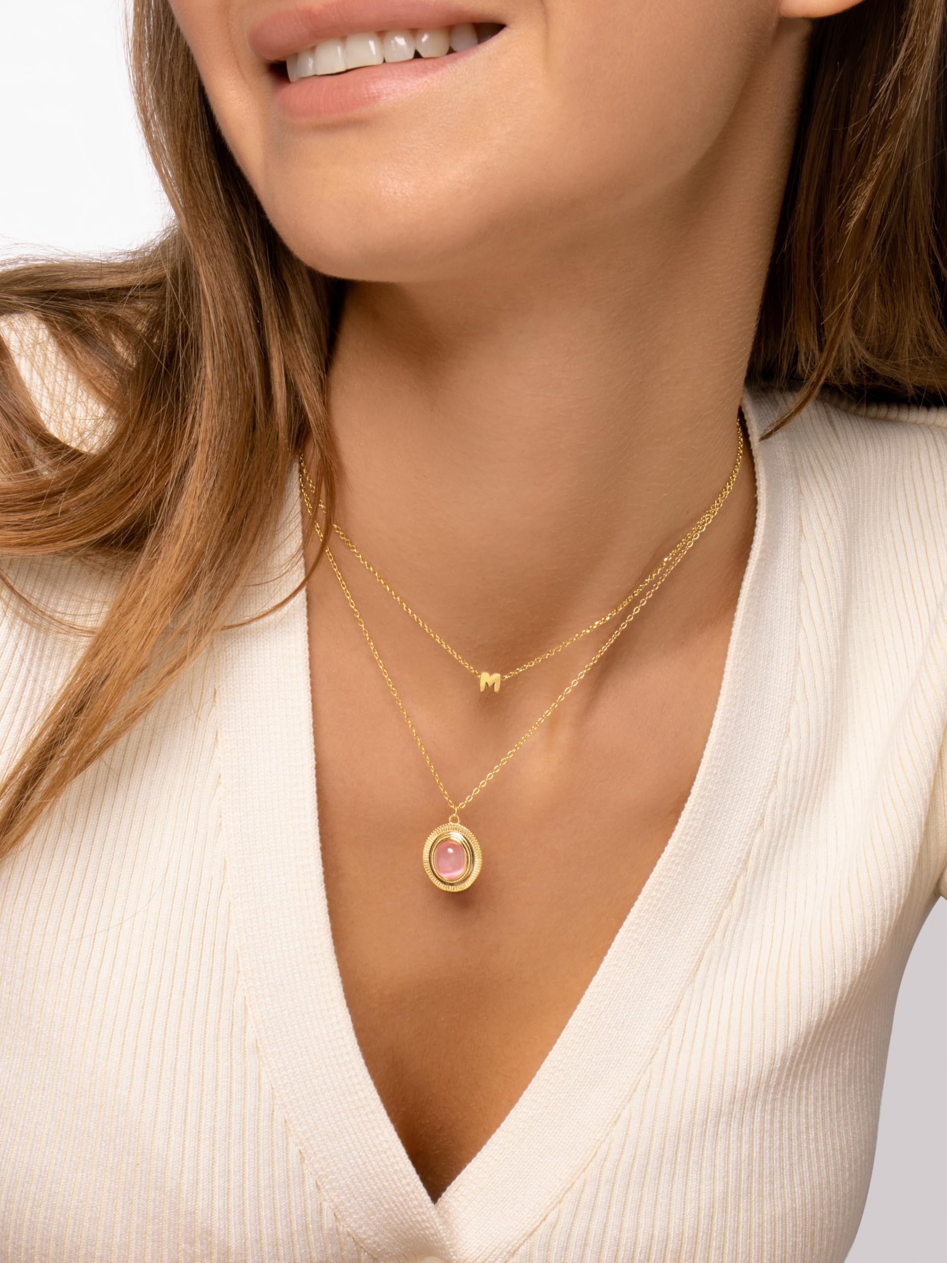 SINGULARU - Collar Personalizado Single Letter. Colgante en Plata de Ley 925 con Acabado Baño de Oro de 18 Kt. Cadena de Talla Unica. Joyas para Mujer. Letra A-Z