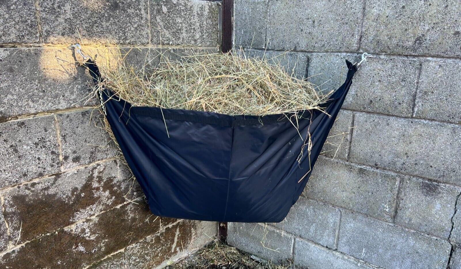Turners Hay Sling Hay Bar Easy Quick Fill Large Hay Corner Feeder Waterproof Haynet (Large)