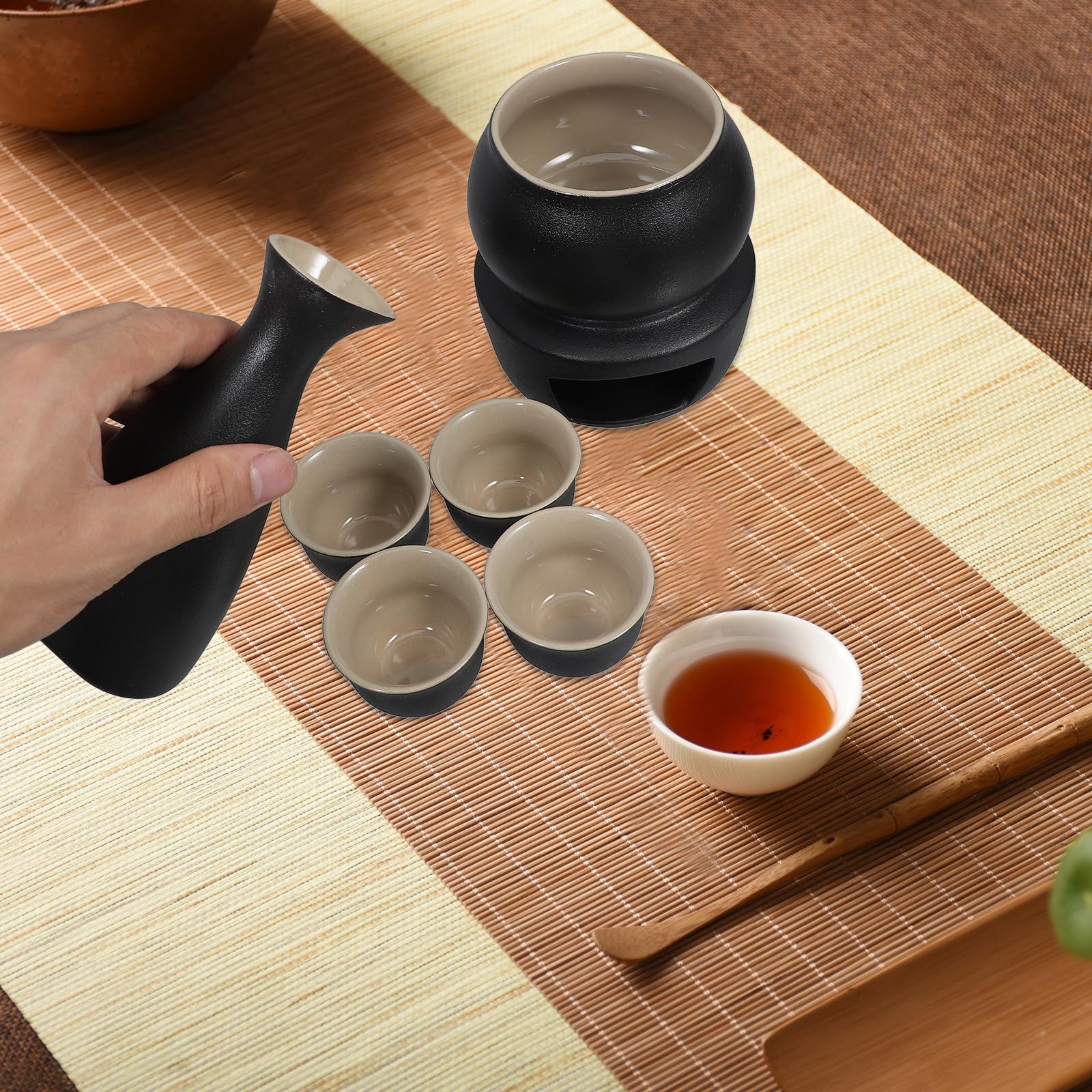 VOSAREA Ensemble de Saké Japonerie Réchauffeur Stable et Facile à Nettoyer en Céramique Noire Tasse 45 ML avec Bouteille Tokkuri 300 ML pour Dégustation Traditionnelle