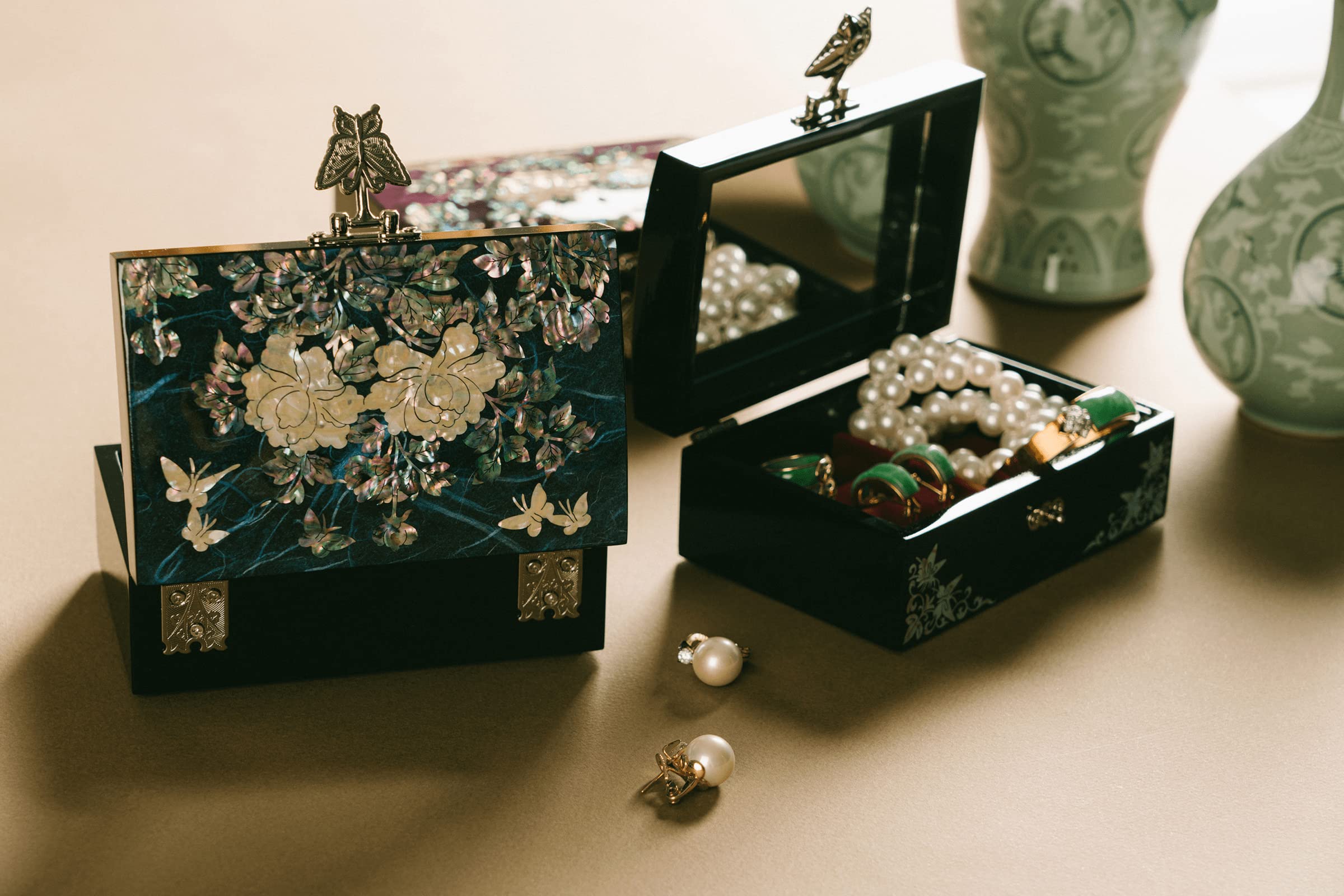 February Mountain - Pequeño joyero de madera con incrustaciones de nácar y espejo en la tapa, organizador para pendientes, collares, anillos, pulseras y demás accesorios. El regalo ideal para las