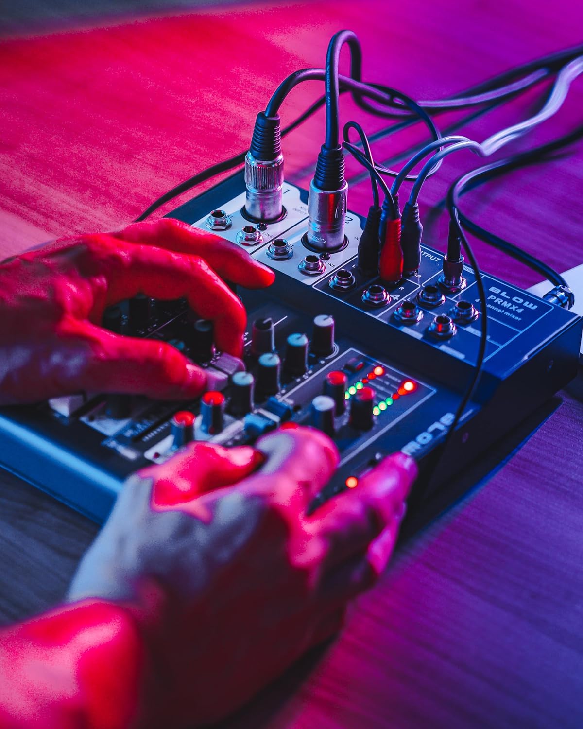 Hands operating the BLOW PRMX 4 mixer