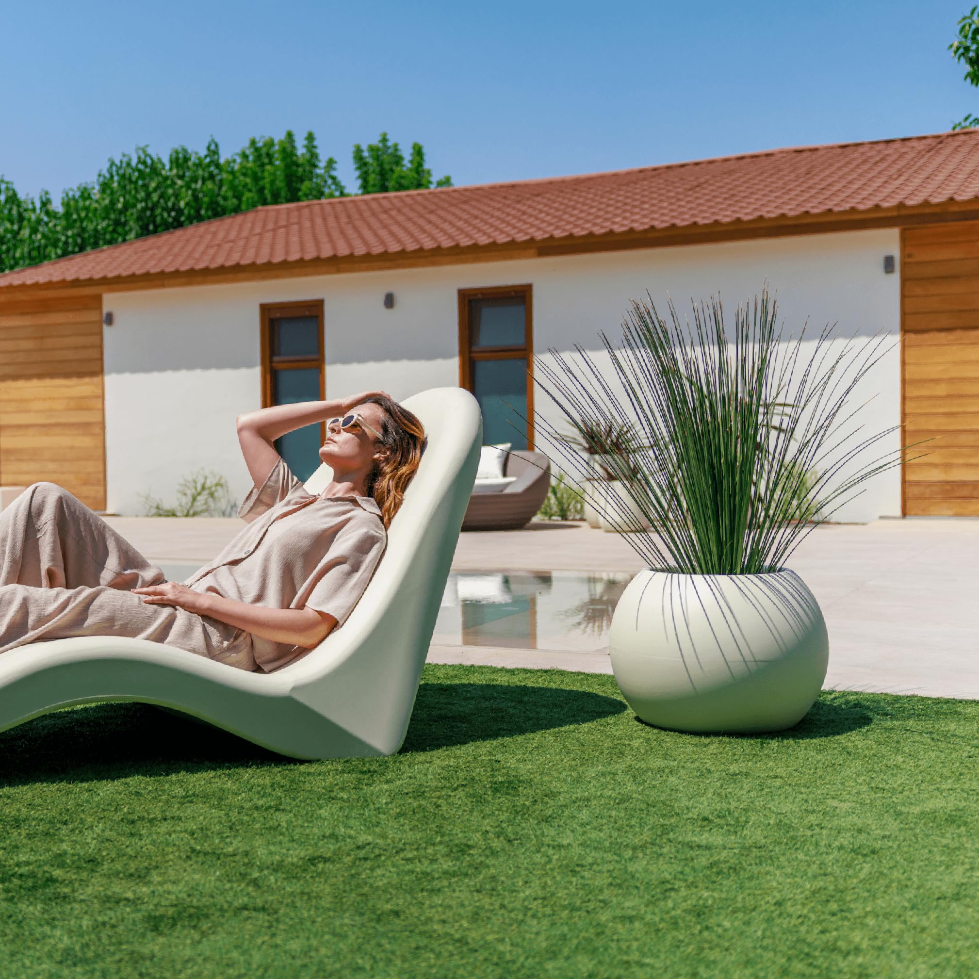 newgarden - Vaso rotondo per piante e fiori, Dalia molto resistente all'esterno, dimensioni disponibili. Include la riserva di drenaggio dell'acqua. Realizzato in polietilene in Spagna