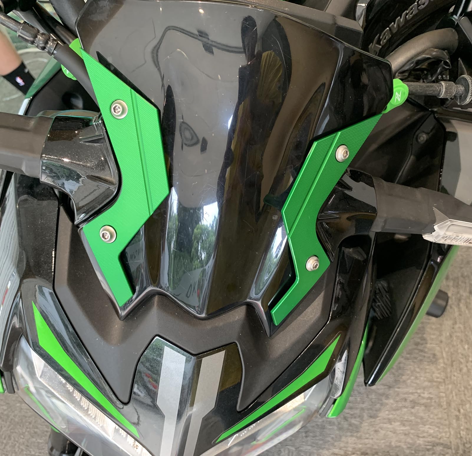 Accessori moto per Kawasaki Z900 Z 650 900 ABS Z900SE 2020-2023 2024 2025 Z650 Alluminio Parabrezza Trim Copertura Decorativa (Verde)