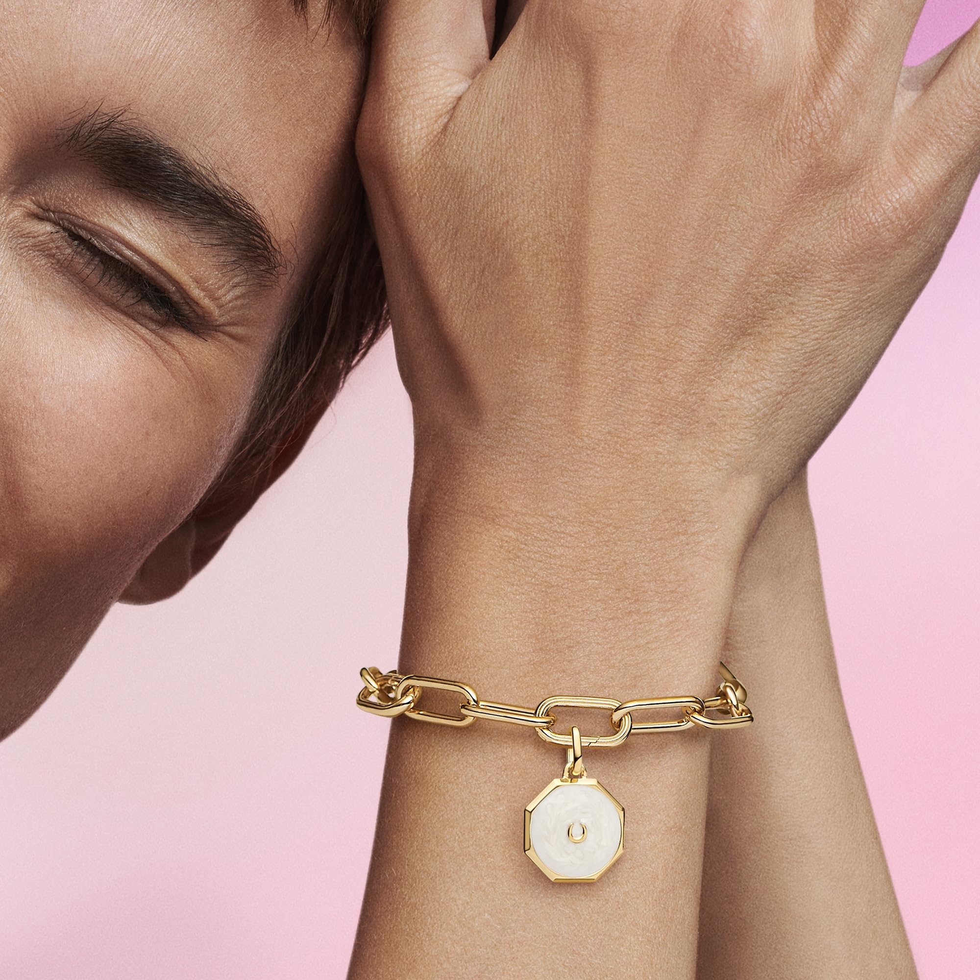 PANDORA ME Glückshufeisen Medaillon-Charm aus Sterling Silber mit 14 Karat vergoldete Metalllegierung, Kompatibel Me und Moments Armbändern, 763047C01