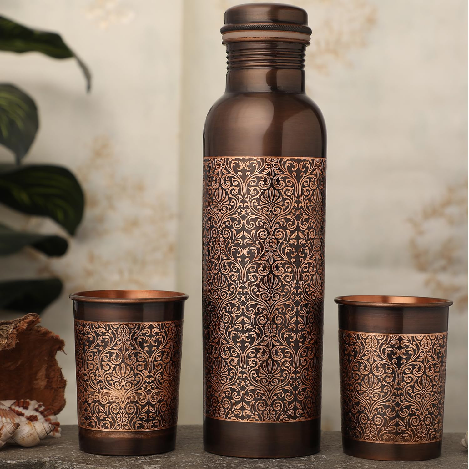 ANCIENTIMPEX Bouteille d'eau en cuivre avec 2 gobelets | Bouteille en cuivre pur à motif floral et 2 verres | Avantages pour la santé ayurvédique | Coffret cadeau respectueux de l'environnement