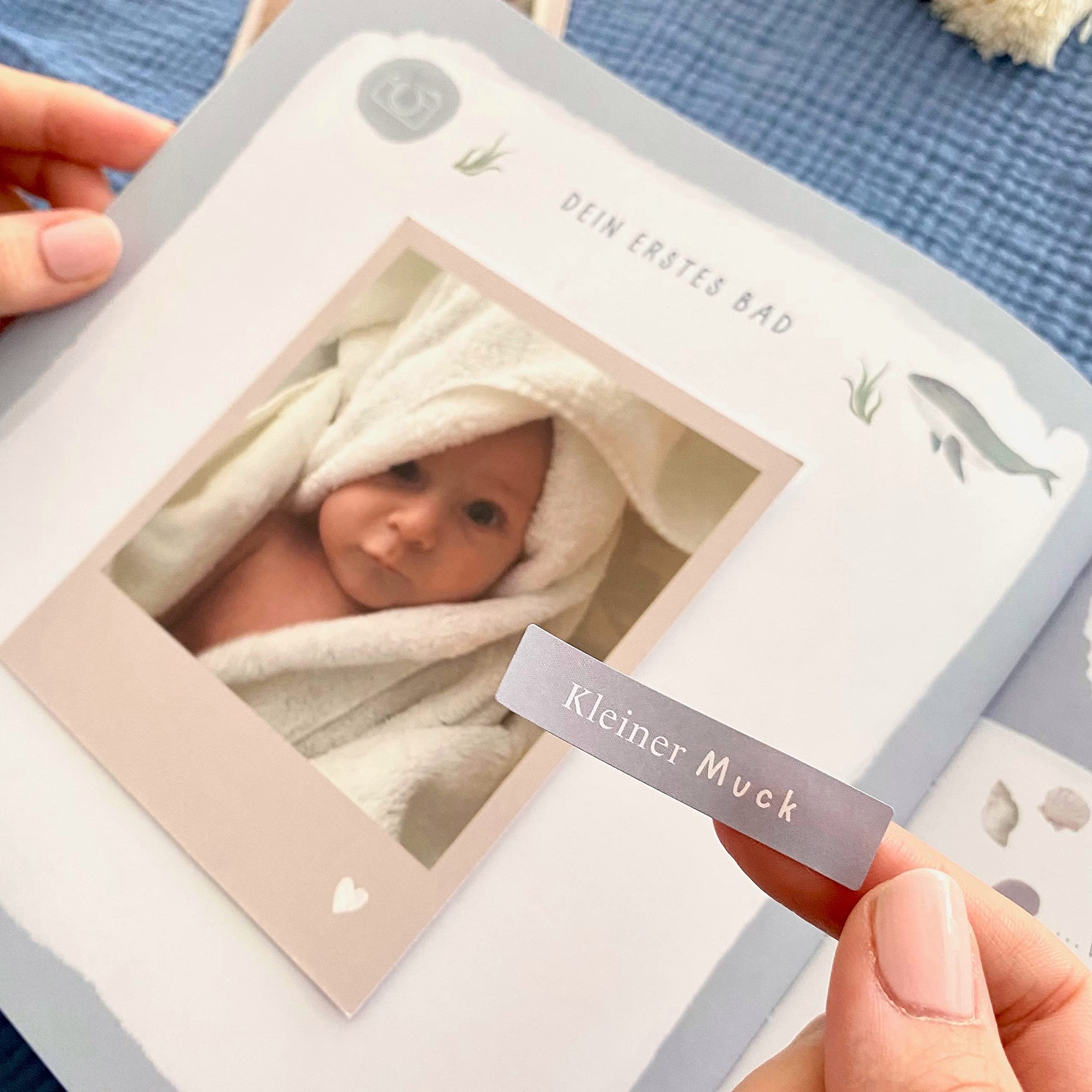 mintkind Il mio primo anno di album per neonati balena blu – diario delicato con 176 pagine e set di adesivi per ricordi preziosi del primo anno di vita, copertina rigida progettata con cura 21 x 21