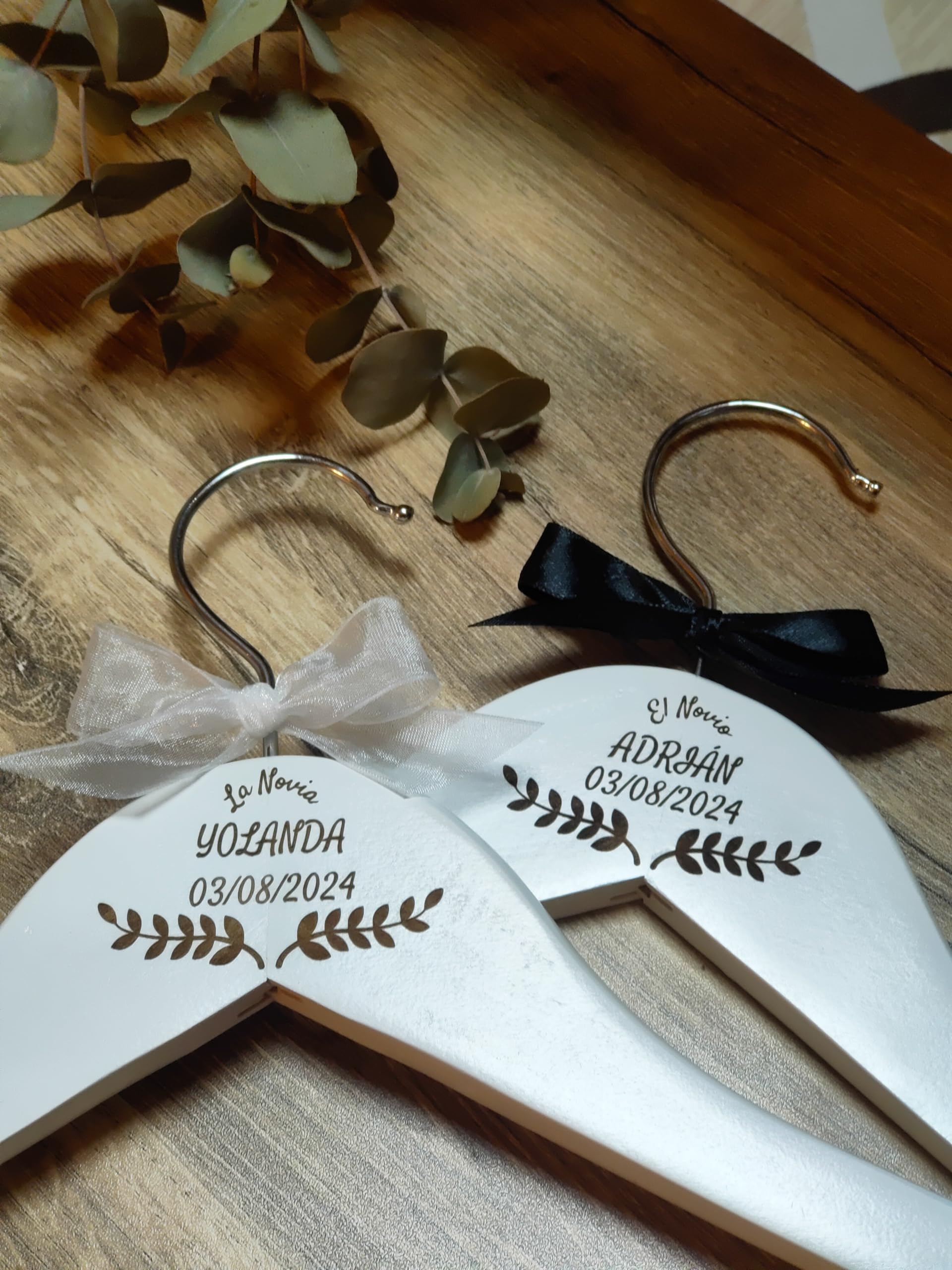 Pack de 2 Perchas Personalizadas Novios, Perchas de Madera para Bodas, Regalo para Novios, Perchas Personalizadas Boda Perchas Blancas Regalos Personalizados