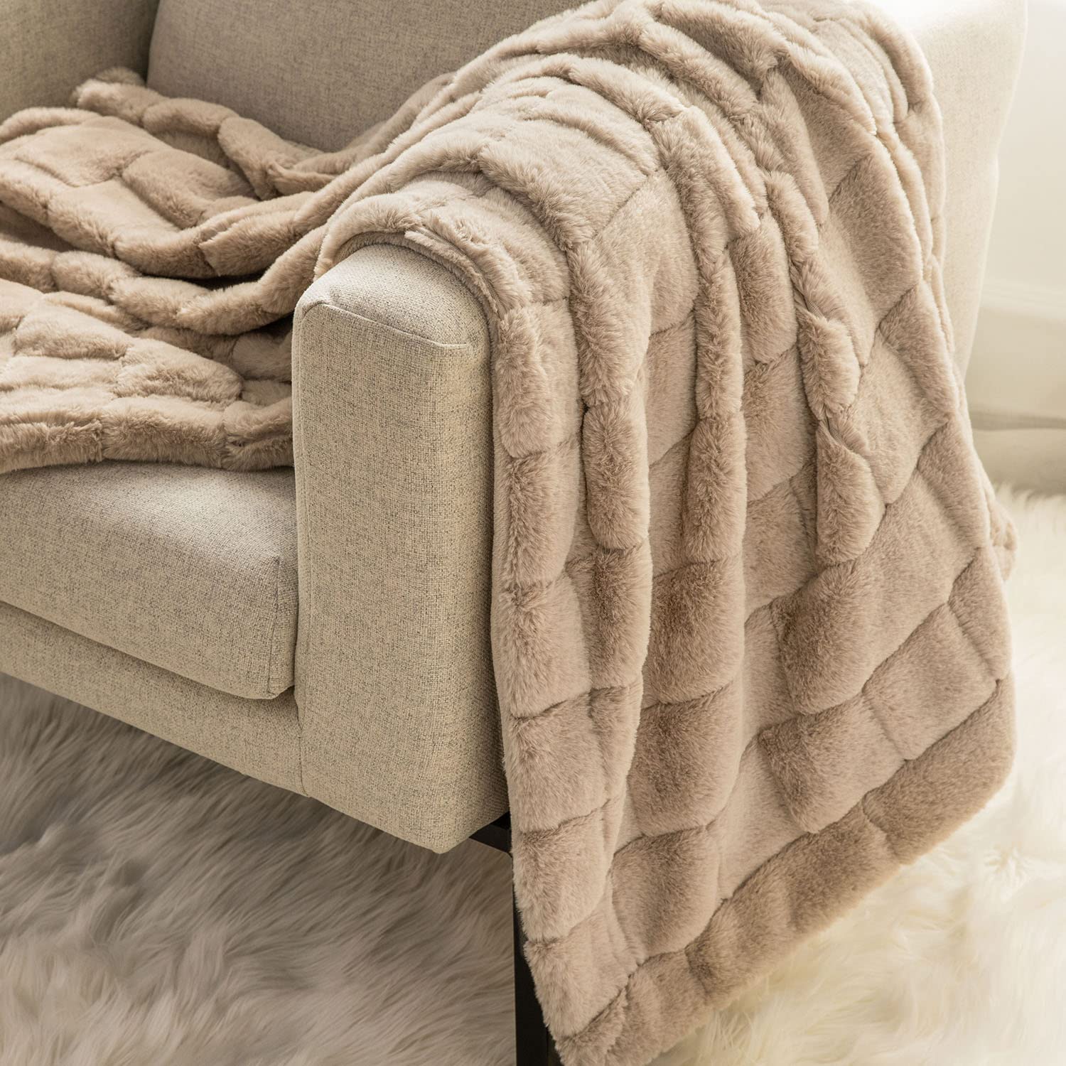 Kuscheliger Nerz-Webpelz Überwurf – Luxus-Decke Für Sofa, Bett Oder Als Tagesdecke In Vielen Farben