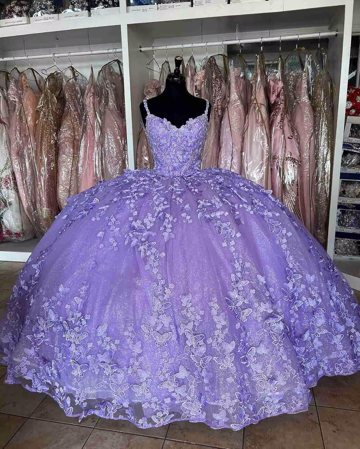 Vestido de fiesta de quinceañera morado con capa de mariposas