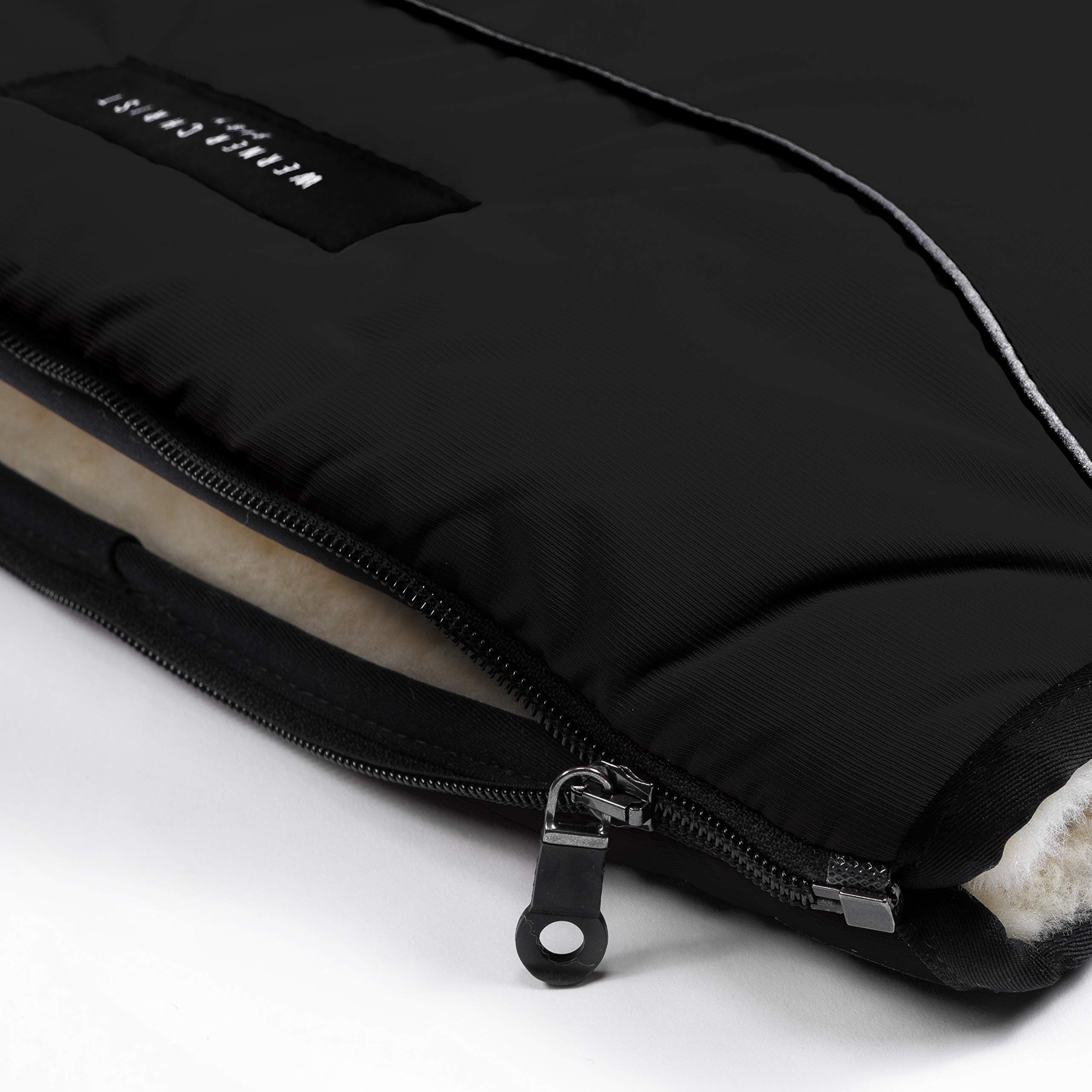Kinderwagen-Muff aus Lammfell von WERNER CHRIST BABY - MOFFY ist der ideale Handwärmer für Buggys aus medizinischem Fell, einfache Handhabung, Handmuff in schwarz