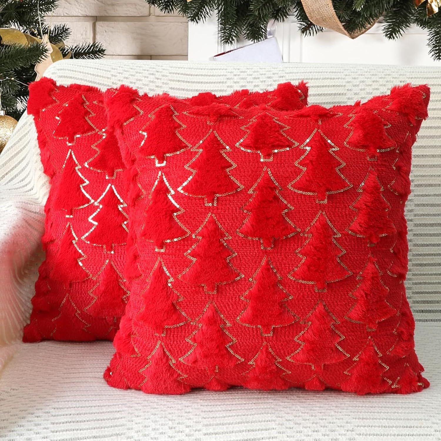 ALINK Kissenbezüge Weihnachten 2er Set 45x45 cm, Rote Plüsch-Tannenbäume | Samtig-weiche Dekokissenhüllen mit goldfarbenen Details als gemütliche Weihnachtsdeko für Wohnzimmer, Couch, Sessel und Bett