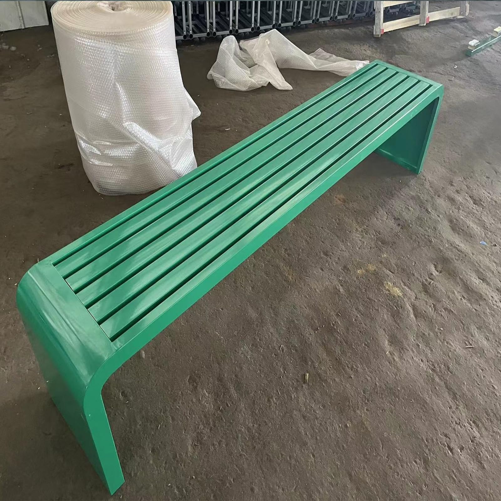 Banc d'extérieur en métal au design durable et finitions épurées