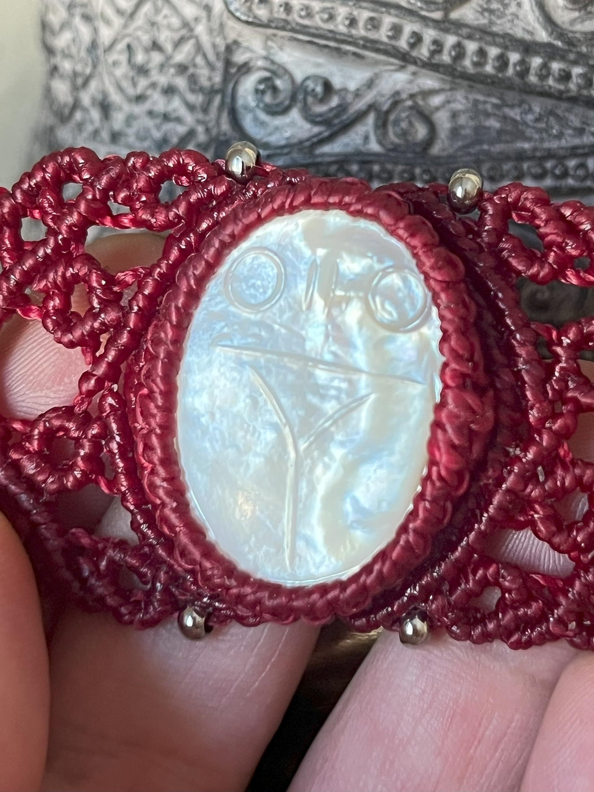 Brazalete de Nácar con Escarabajo Egipcio en Macramé Ajustable en Rojo