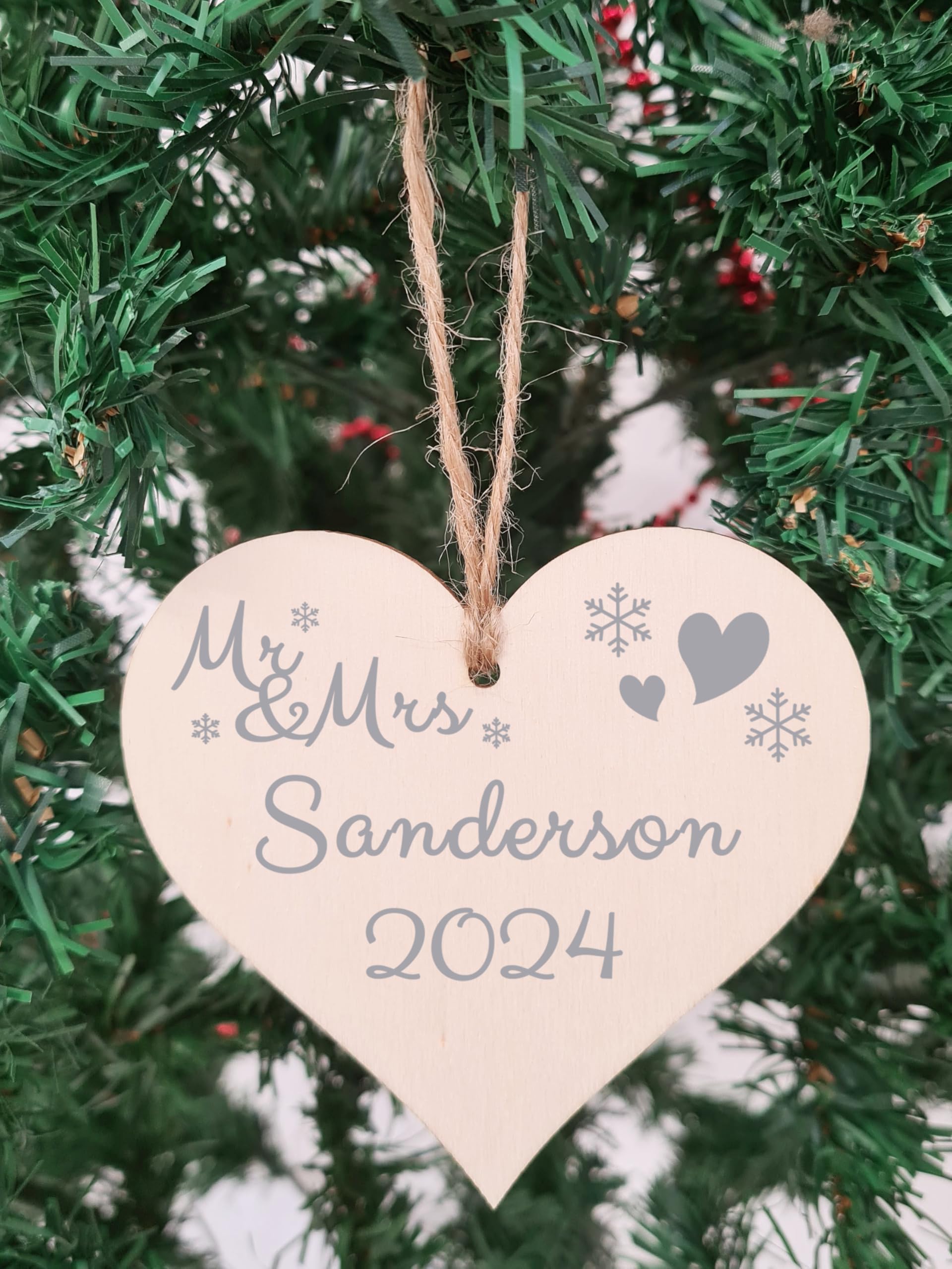 Personalisiertes, handgefertigtes Holzschild in Herzform, zum Aufhängen, Geschenk, um jemandem eine fröhliche Weihnachtskugel zu wünschen
