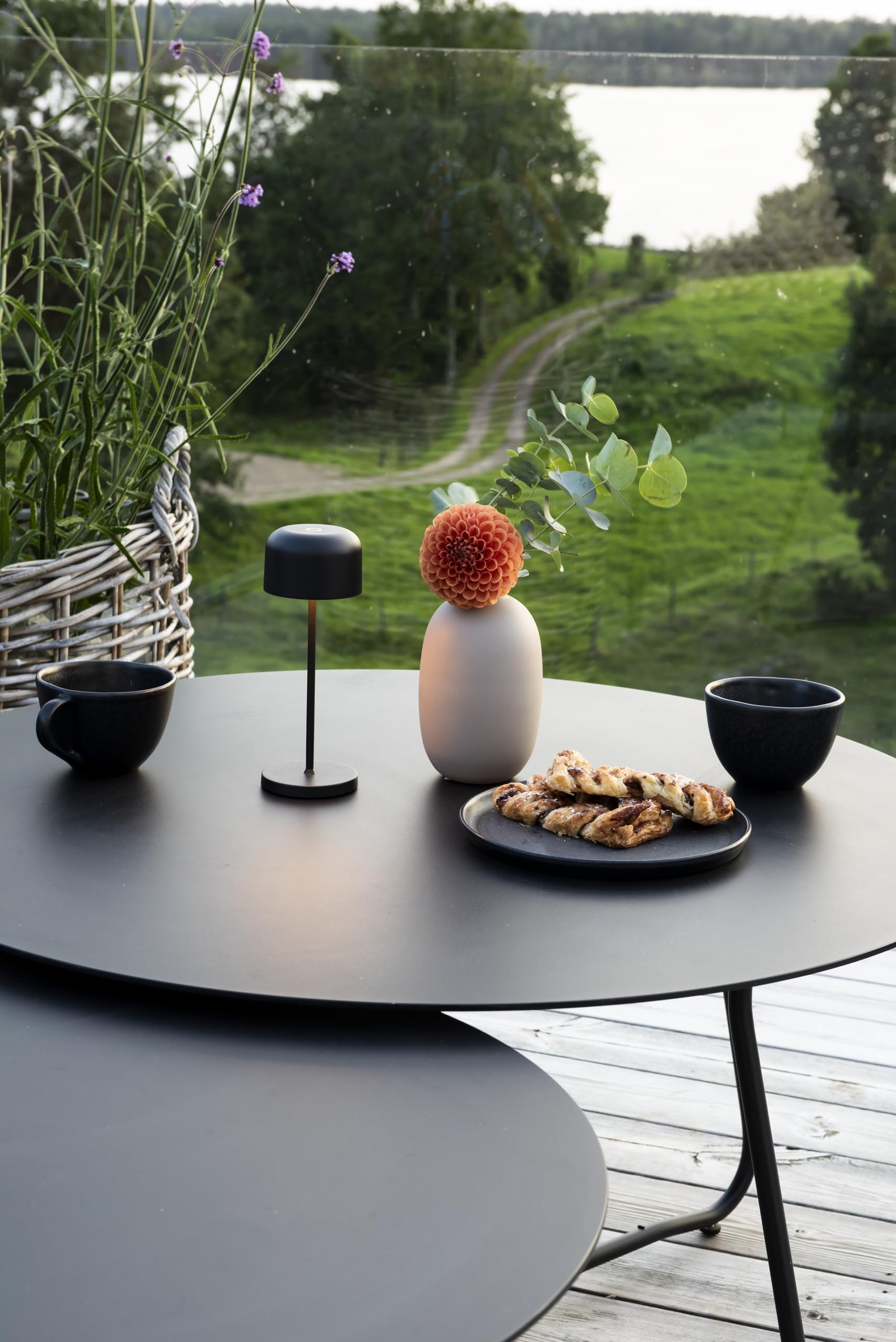 Konstsmide Lámpara de mesa inalámbrica recargable con control táctil y 2 modos de color y base de carga USB incluida, luz alimentada por pilas para uso en interiores o exteriores