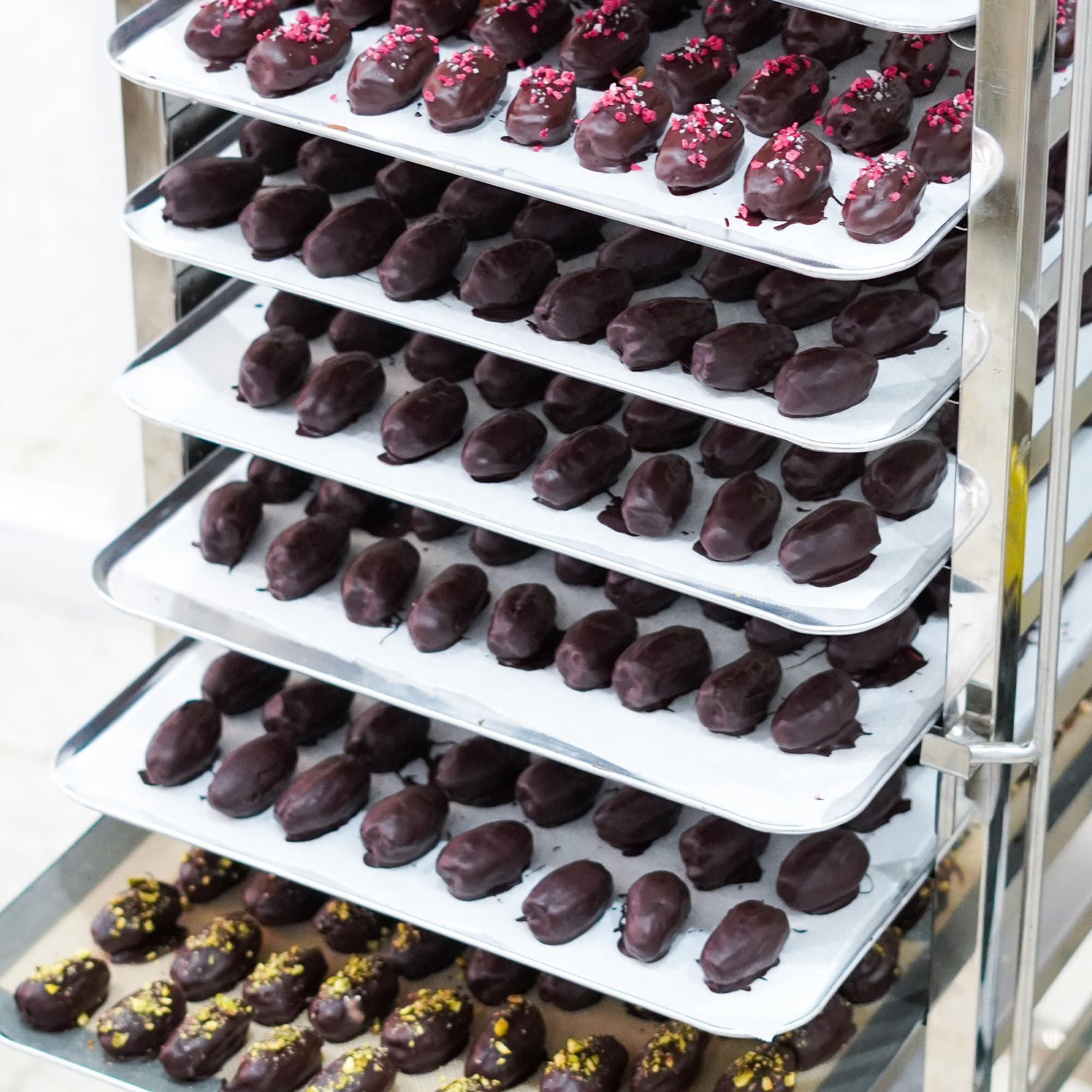 Kaicao Dátiles Medjool - Rellenos de Pistacho y Cardamomo, Cubierto con Chocolate 100% Cacao Origen Oko, República Dominicana - Sin Azúcar Añadida - Snack Saludable - Dátil - Pack de 8 Dátiles
