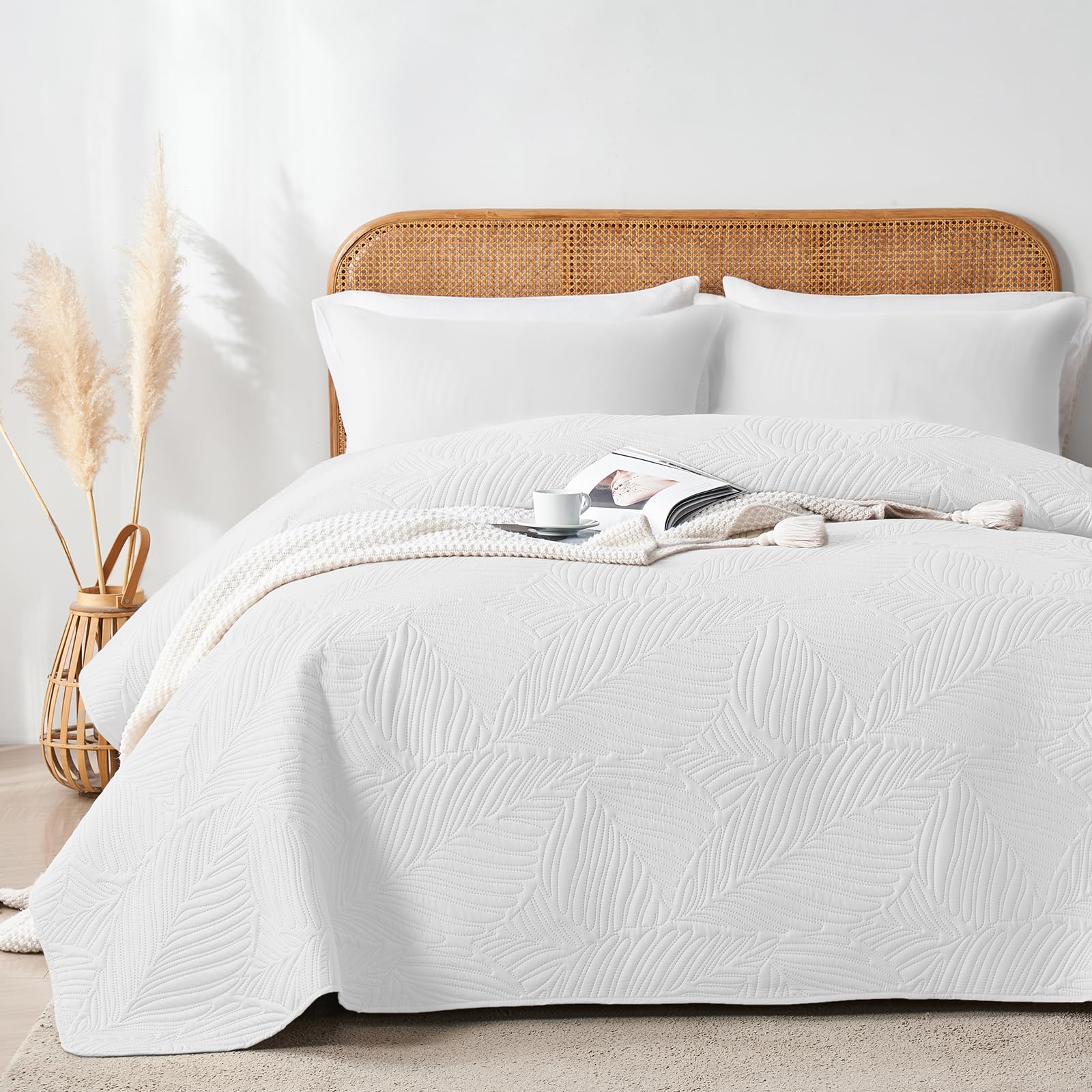 VIVA FINO Tagesdecke 220x240 cm,Weiß Ultrasonic Steppdecke,Leicht,Weich und Pflegeleicht,Doppelseitig,Bettüberwurf mit Blattmuster,Ideal für alle Jahreszeiten,Für Bett und Sofa Küche, Haushalt & Wohnen