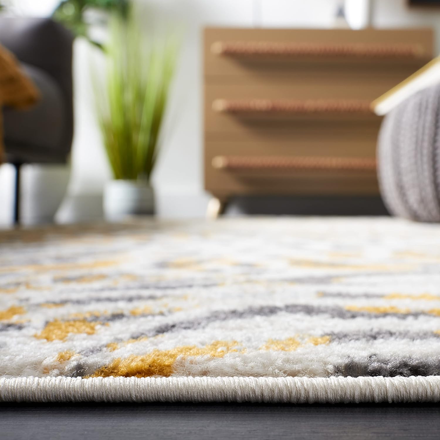SAFAVIEH Area Rug 8x10 - Amsterdam Collection - Large - Beige & Gold, Modern Design, Non-Shedding & Easy Cleaning, Ideal for Living Room, Bedroom, Office, Dining Space (AMS187D)