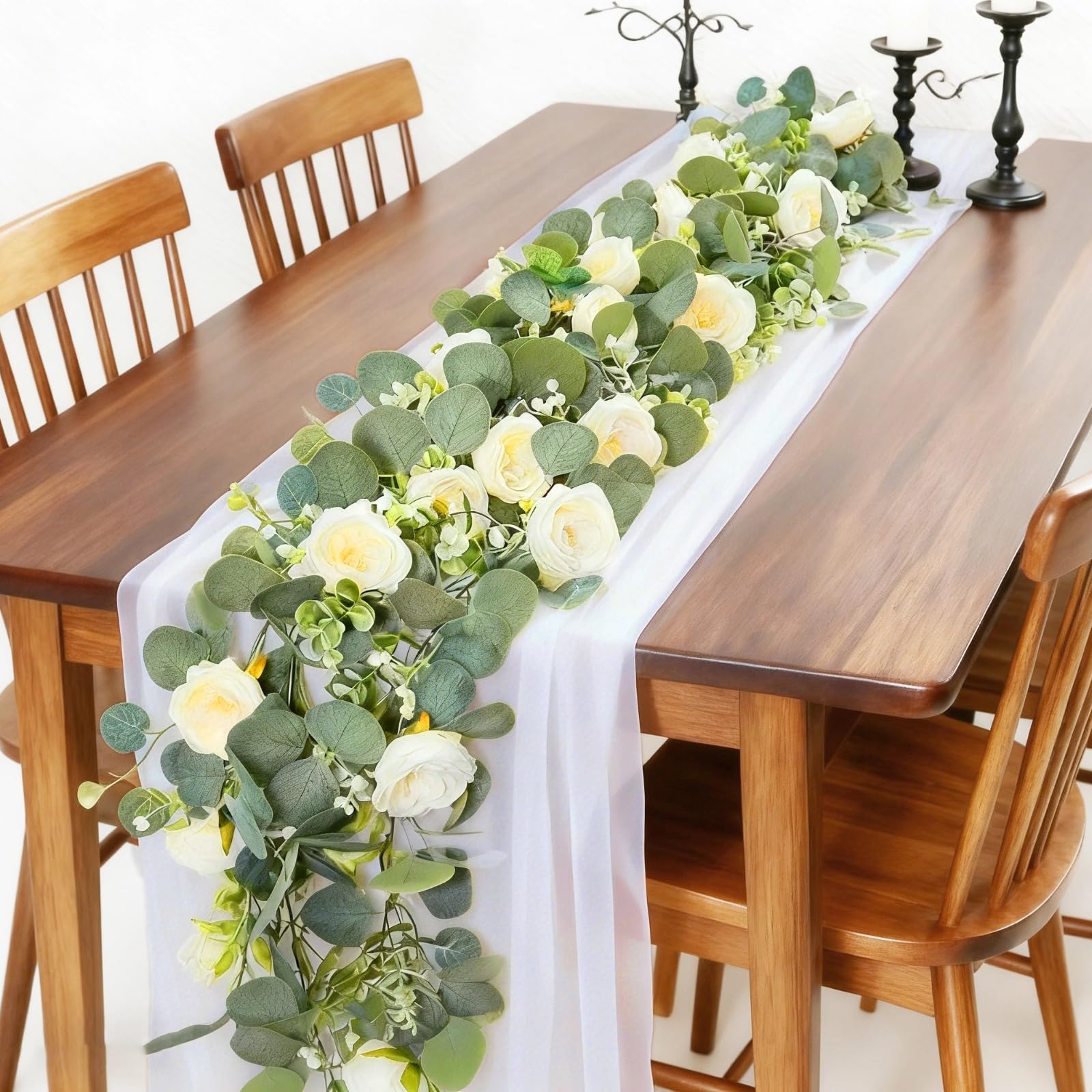 Chemin de table en gaze avec guirlande d'eucalyptus pour décoration de mariage sans stress