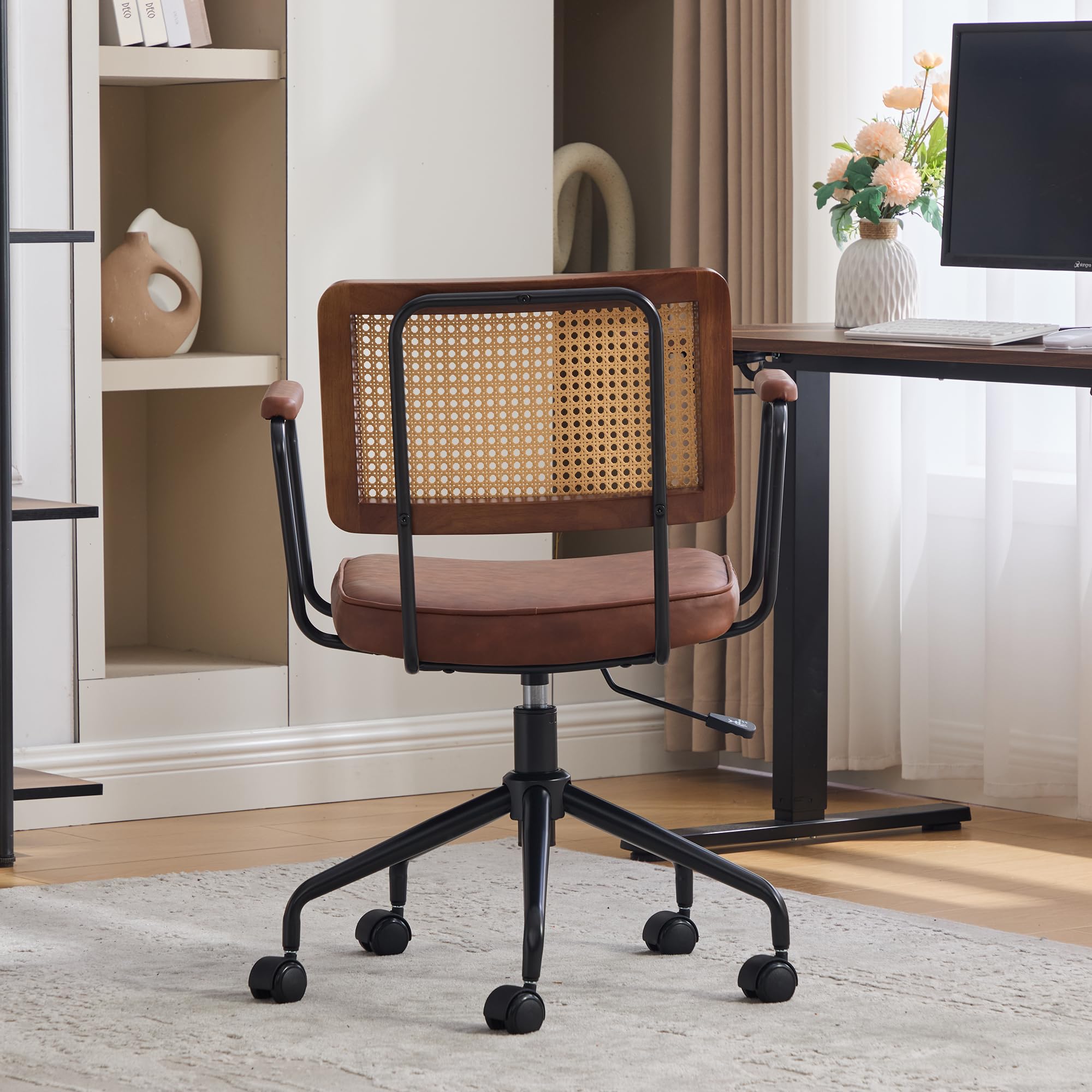 Sedia da ufficio vintage in rattan con braccioli, sedia girevole regolabile in altezza con sedile in pelle PU e schienale in rattan sintetico, per casa e ufficio, marrone
