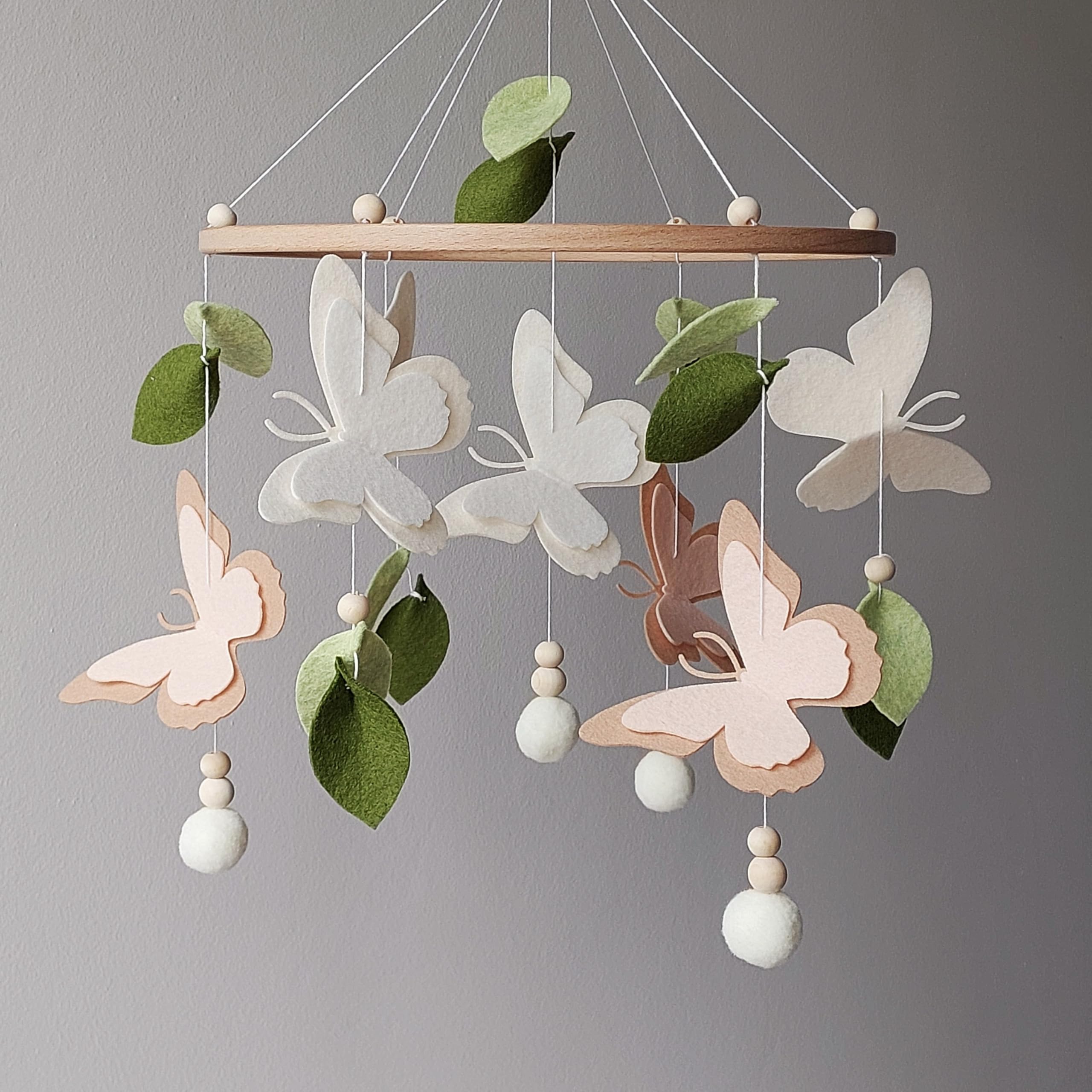 Baby Mobile mit Schmetterlingen – Handgemachtes Filz-Mobile in Neutralfarben mit Blättern & Pompons – Botanisches Mobile fürs Babybett – Wunderschönes Geschenk für neugeborenes Mädchen