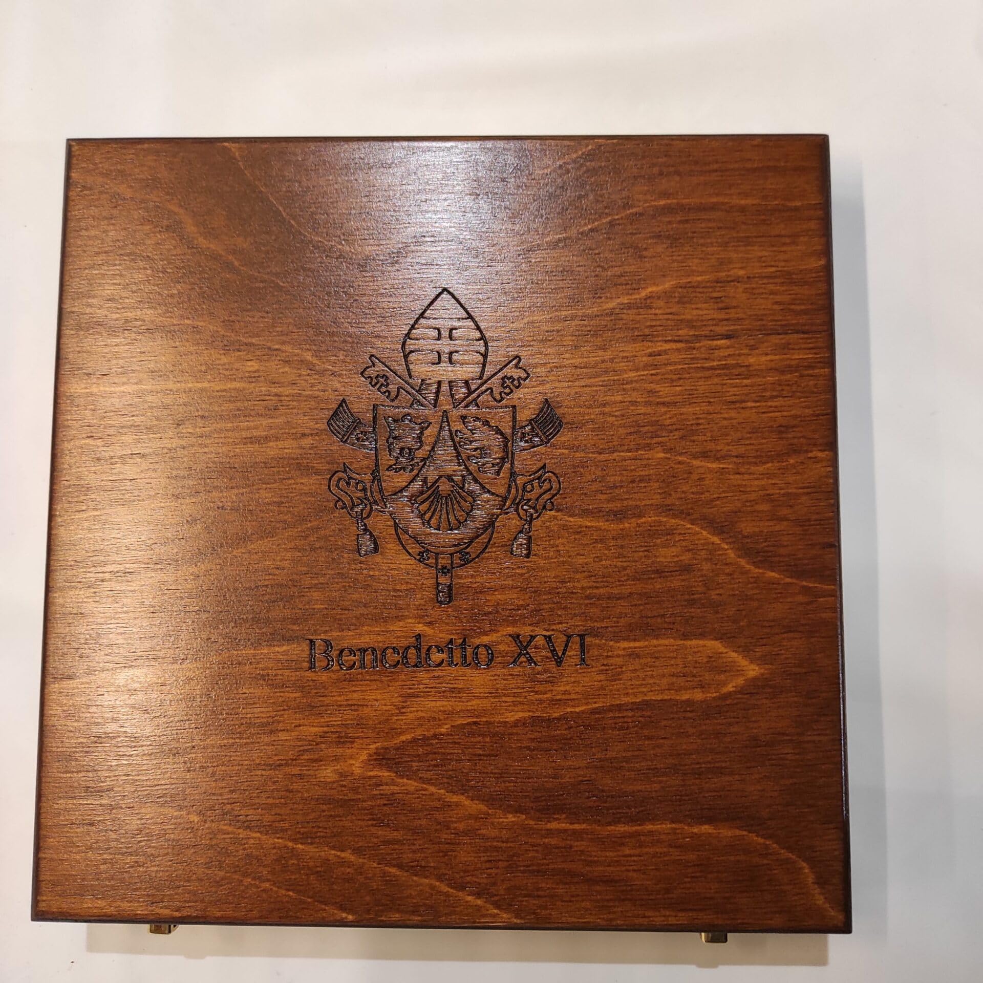 Caja para Monedas y medallas Papa Benedicto XVI, 9 Compartimentos, Madera Maciza Artesanal, Terciopelo Italiano, numerada con Certificado, coleccionistas