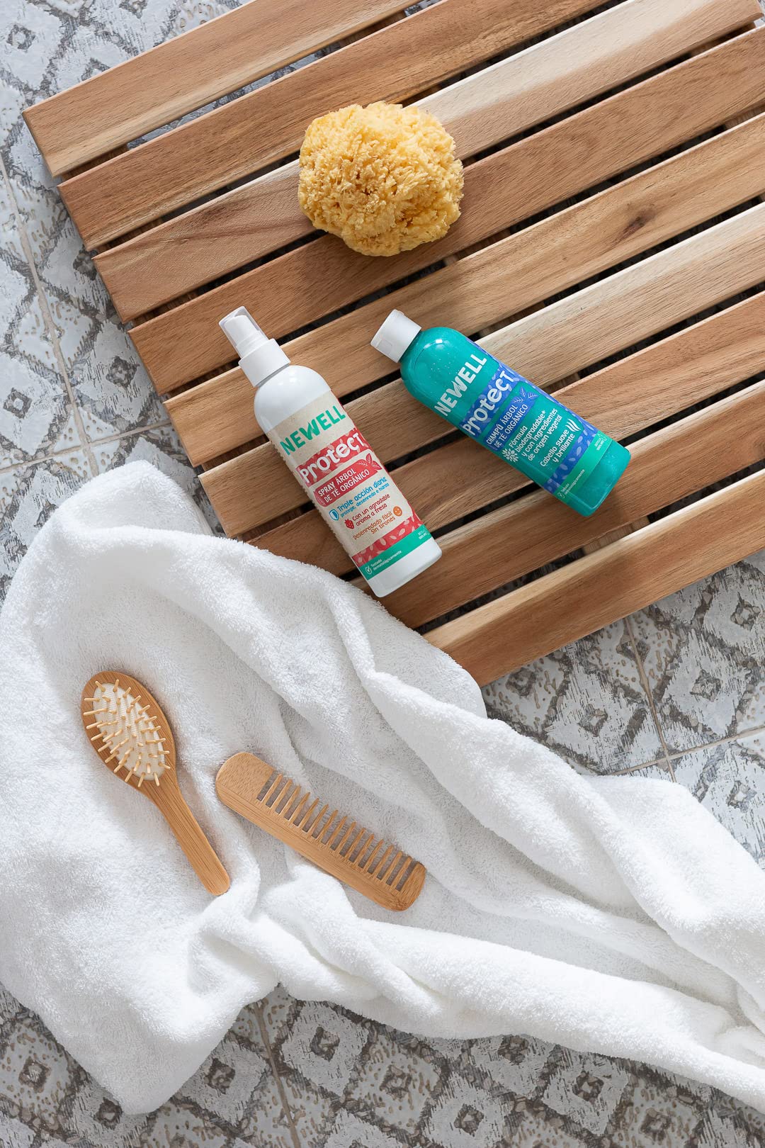 NEWELL | SPRAY ANTIPIOJOS PROTECT Árbol de Té Orgánico | Ideal Para Niños | Ingredientes de Origen Vegetal | Aroma a Fresa | No Daña ni Engrasa el Cabello | Botella 250 ml 100% Reciclada y Reciclable