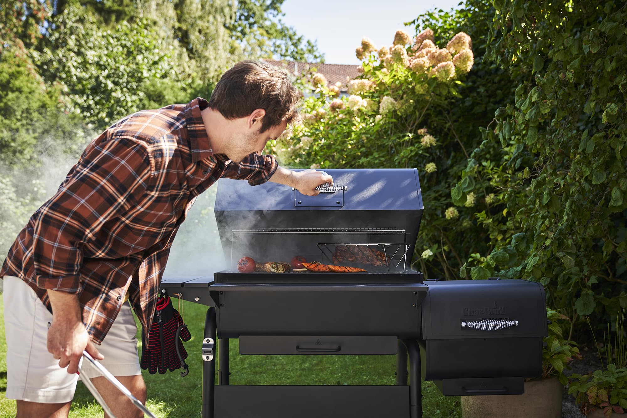 Char-Broil Barbecue a Carbone Charcoal L con Griglia Regolabile e Camino | Ideale per +6 persone, Termometro, Raccogli cenere, Grandi ruote, Ripiani con ganci, Compatibile con Charcoal 2Go