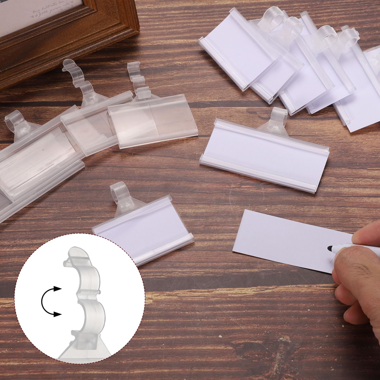 QUARKZMAN 100pz Filo Scaffale Etichette Supporto Etichette Carte 2 x 1.4" Etichette Riutilizzabili Cestino Etichette Supporti Chiusura Automatica per Dispensa Supermercato Trasparente