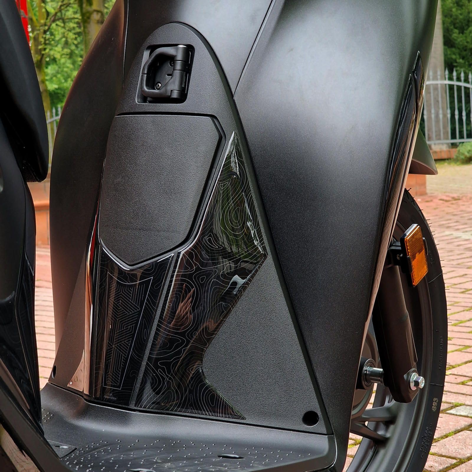 Resin Bike Adesivi Moto Compatibile con Honda SH 125 SH 150 2020-2026. Protezioni Scooter Tunnel Pedana Sella Serbatoio da Urti e Graffi. Adesivi Resinati con Effetto 3D Made in Italy
