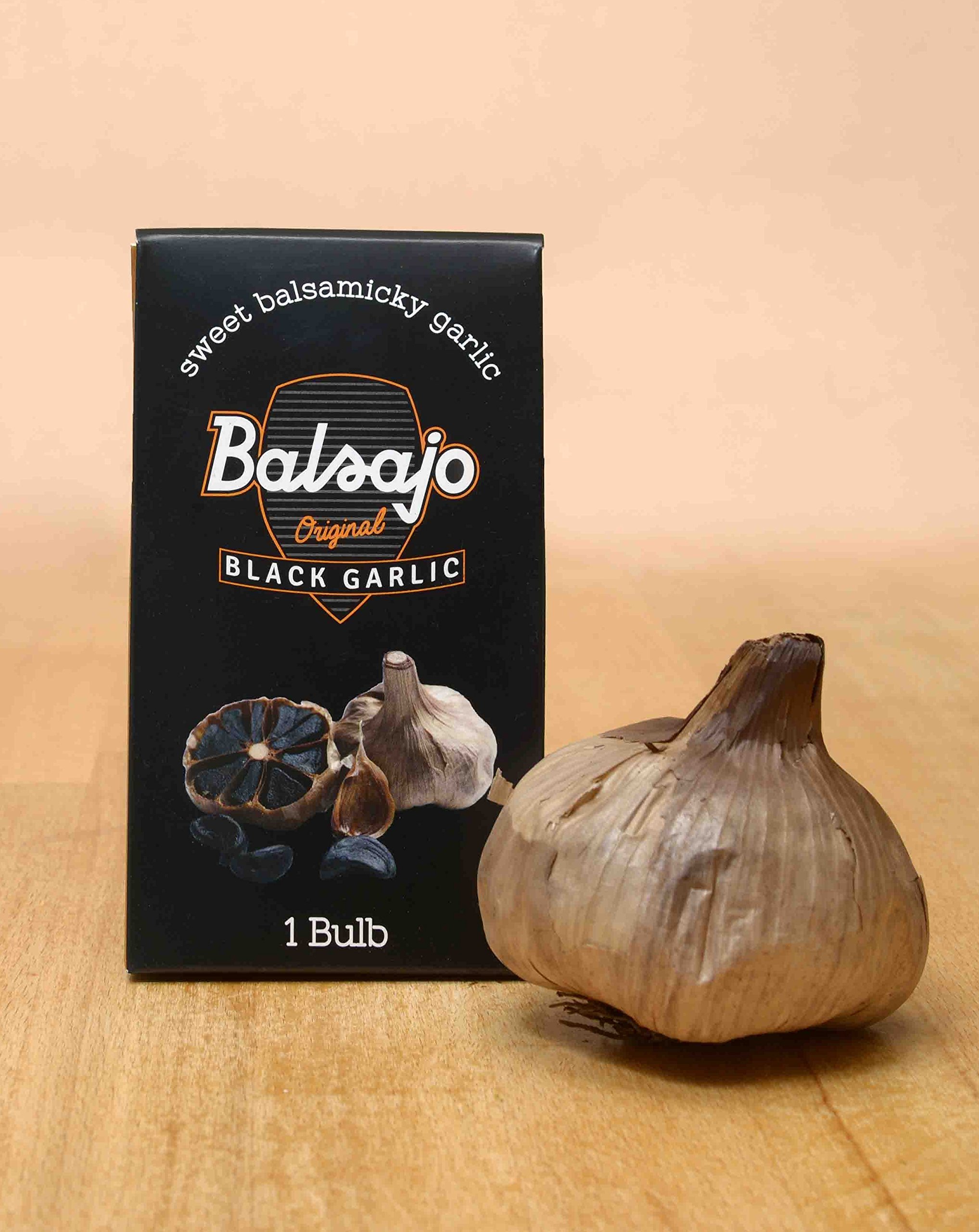 Schwarzer Knoblauch, ungeschälte schwarze Knoblauchzwiebeln, Packung mit 4 schwarzen Knoblauchzwiebeln.