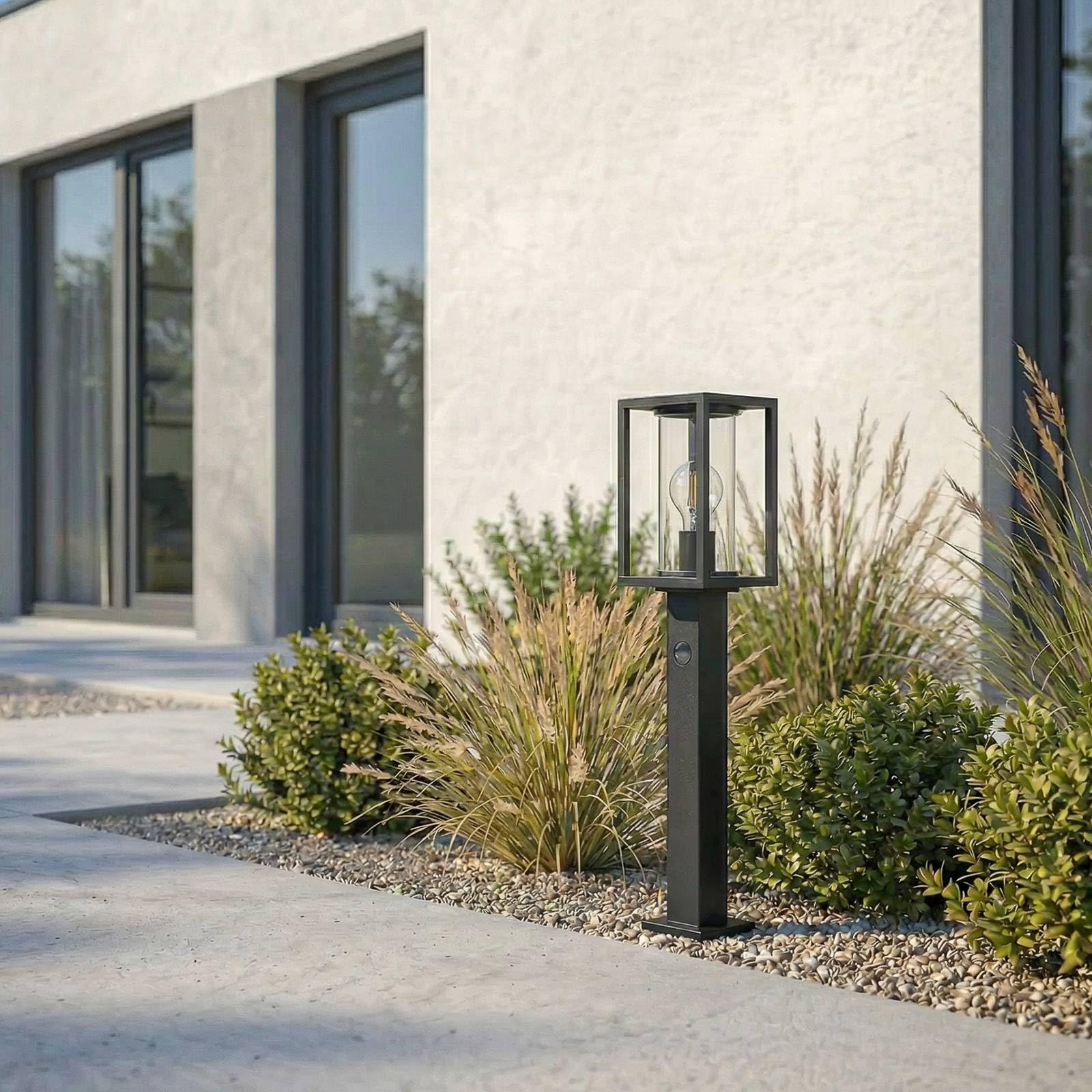 Lucande Außenleuchte Ferda mit Bewegungsmelder (spritzwassergeschützt (Modern) in Schwarz aus Aluminium (1 flammig, E27) - Wegeleuchte Pollerleuchte Wegelampe Sockelleuchte