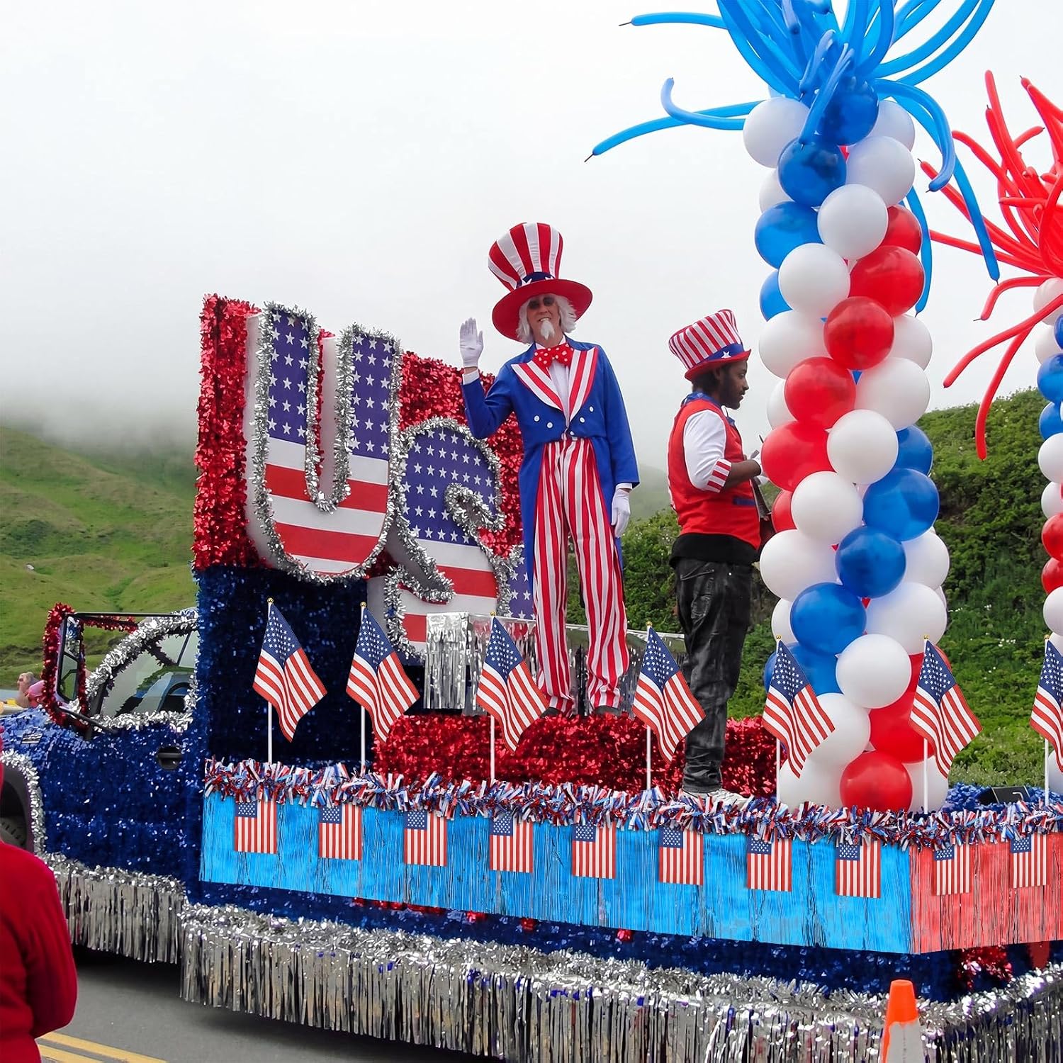 32 Pcs 4th of July Parade Float Decor Kit for Trailer 250th Anniversary Patriotic Parade USA Float Decor Accessory American Flags Floral Sheeting Twist Foil Metallic Fringe for Independence Day