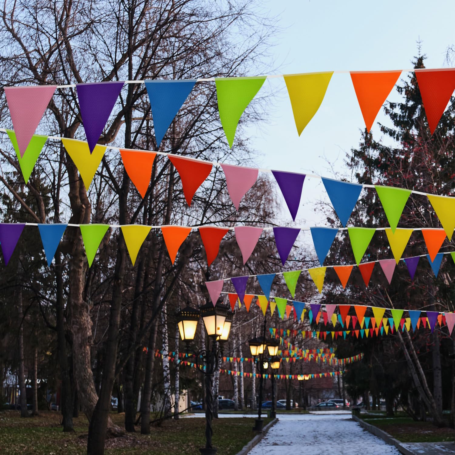 Des Drapeaux Triangulaires Multicolores Sur Des Cordes Sur Un Fond