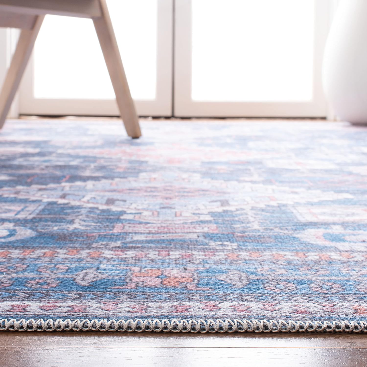 SAFAVIEH Washable Rug Serapi Collection - 8' x 10', Blue & Ivory, Slip Resistant & Easy to Clean, Ideal for Living Room, Bedroom, Dining Space (SEP513M)