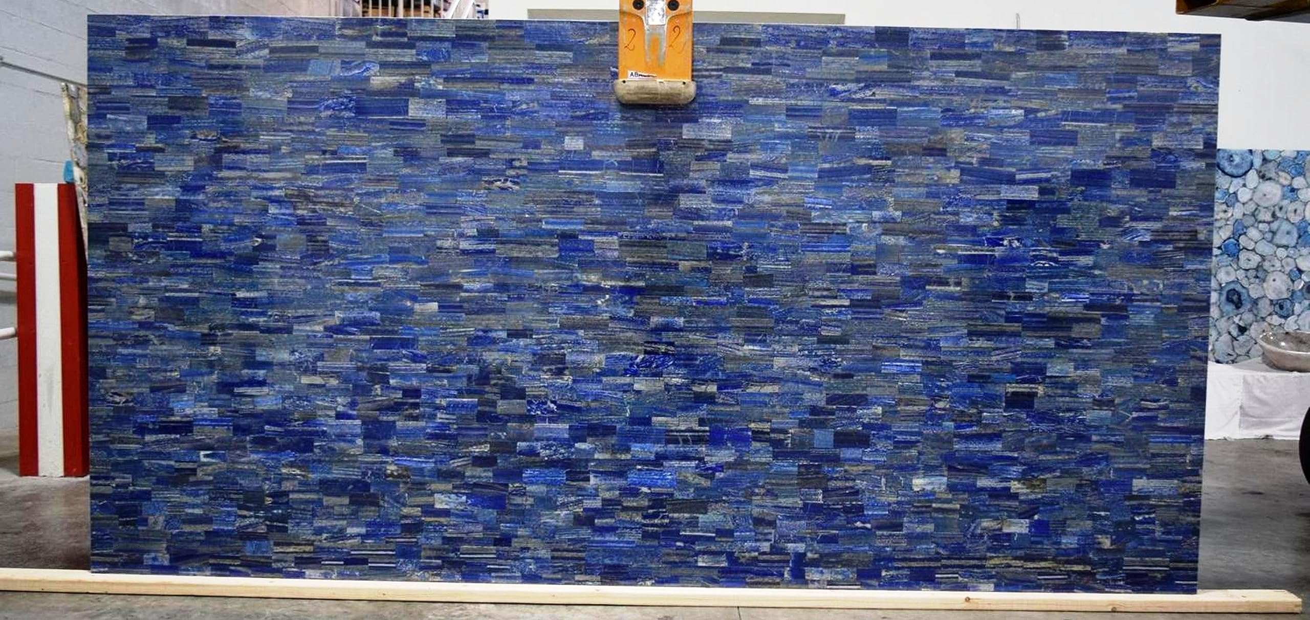 Table basse carrée en pierre lapis lazuli pour salon chic