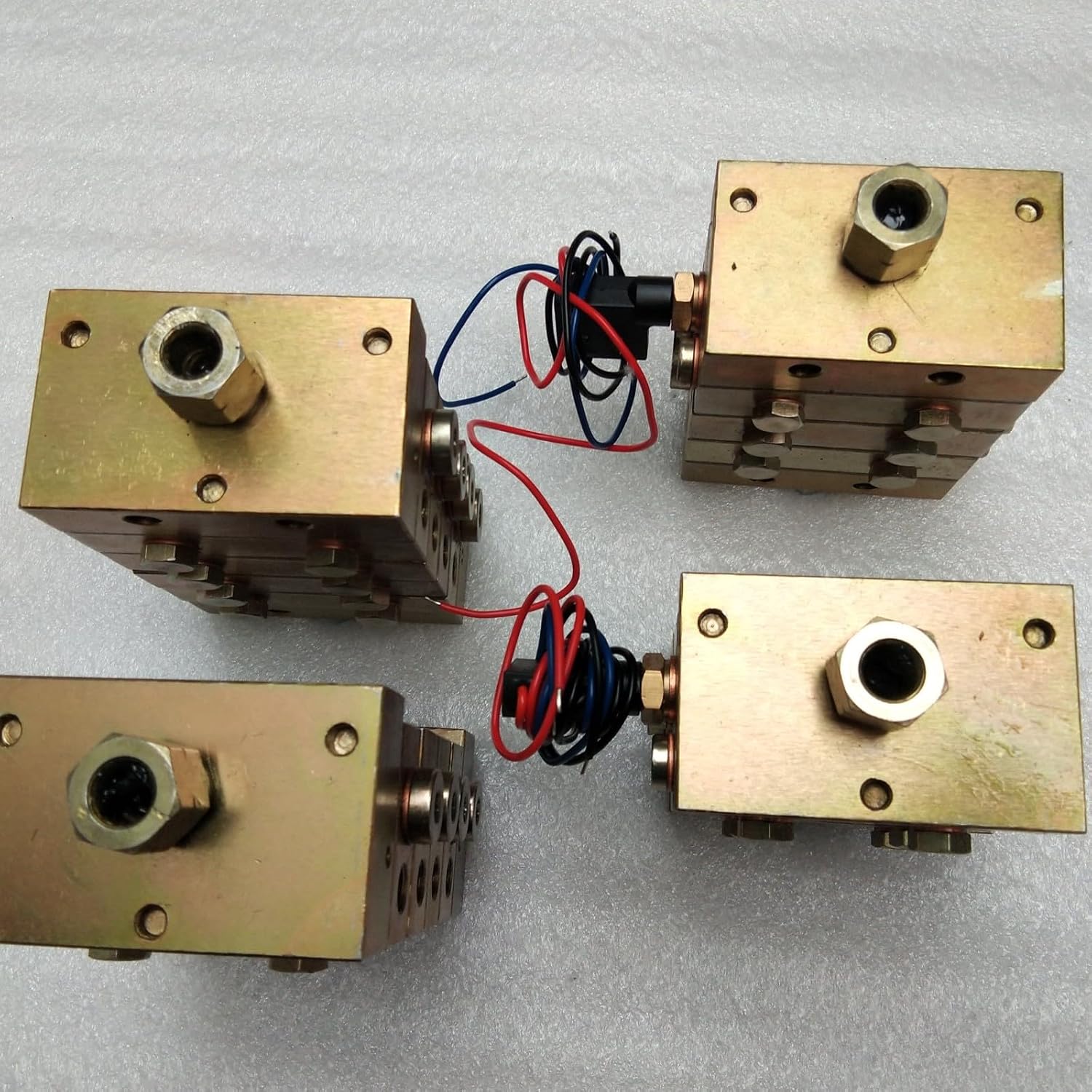 1pcs 1000/2000 Type-1 Progressive Oil Separator Plate Type(2000 11-12outlet)