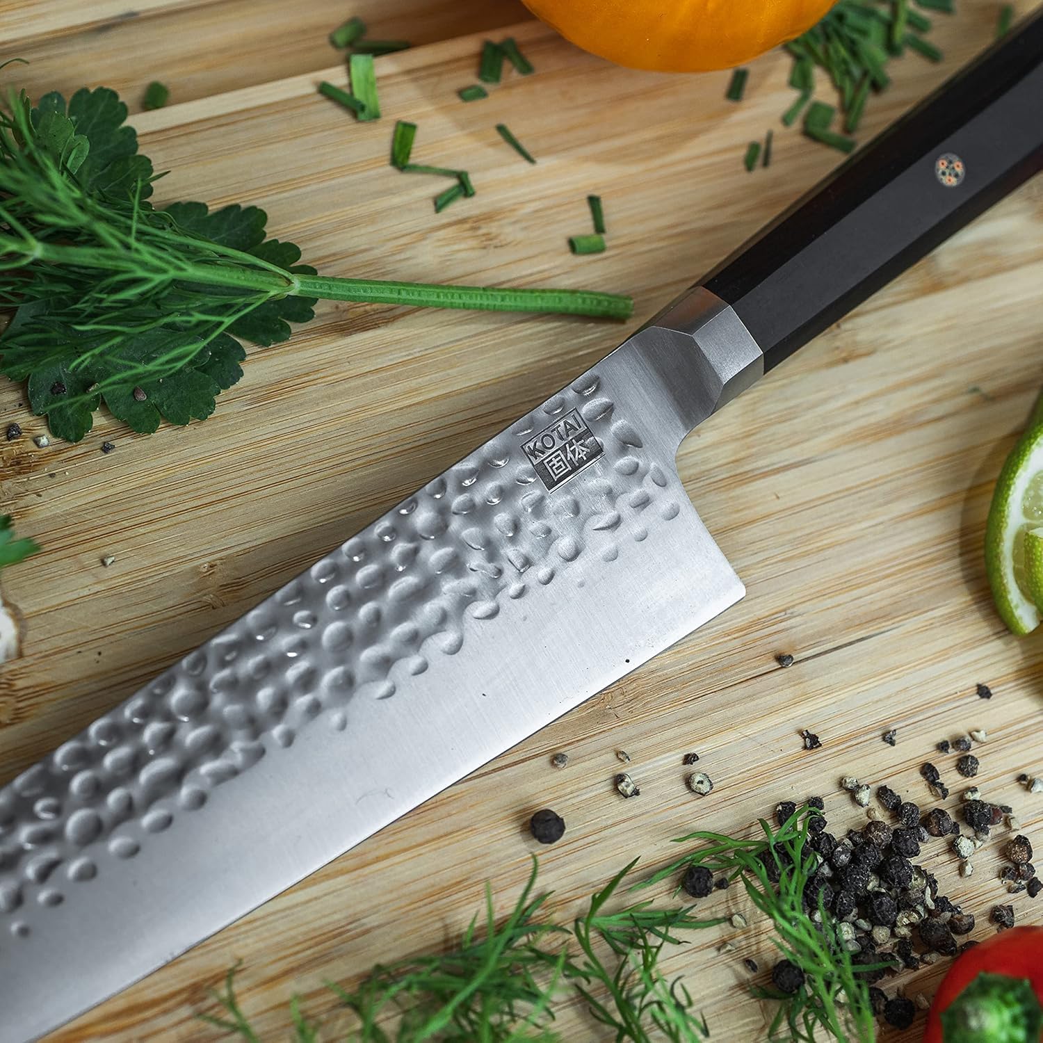 KOTAI | Couteau de Chef Santoku Bunka avec Saya et boîte en Bambou | Lame 17 cm | Couteau de Cuisine | Martelé et Aiguisé à la Main | Acier Inoxydable Japonais 440C Ultra-Tranchant