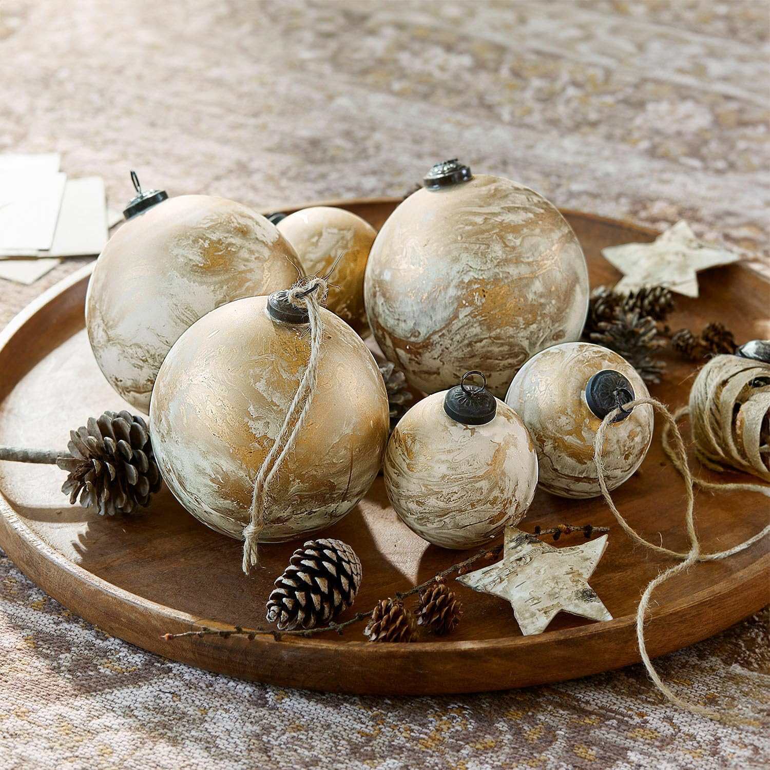Loberon Weihnachtskugel 6er Set Nymeria, Creme/Gold | Zwei Größen, Handgemacht & Mundgeblasen, Mattes Finish, Festliche Stimmung, Christbaumschmuck, Weihnachten, Glas, Eisen