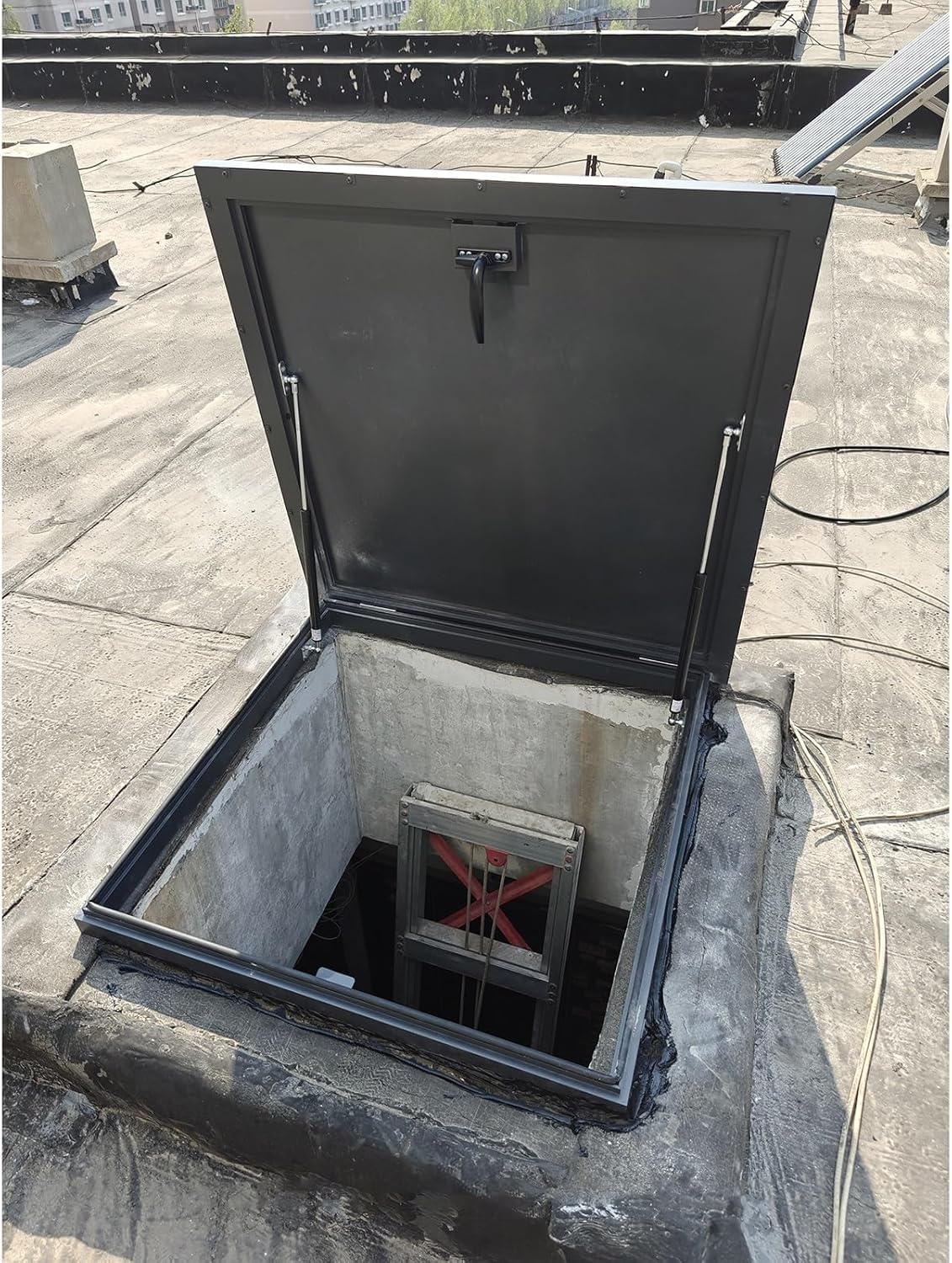 Tapa de acceso a techo contra filtraciones de agua en áticos y pozos de registro