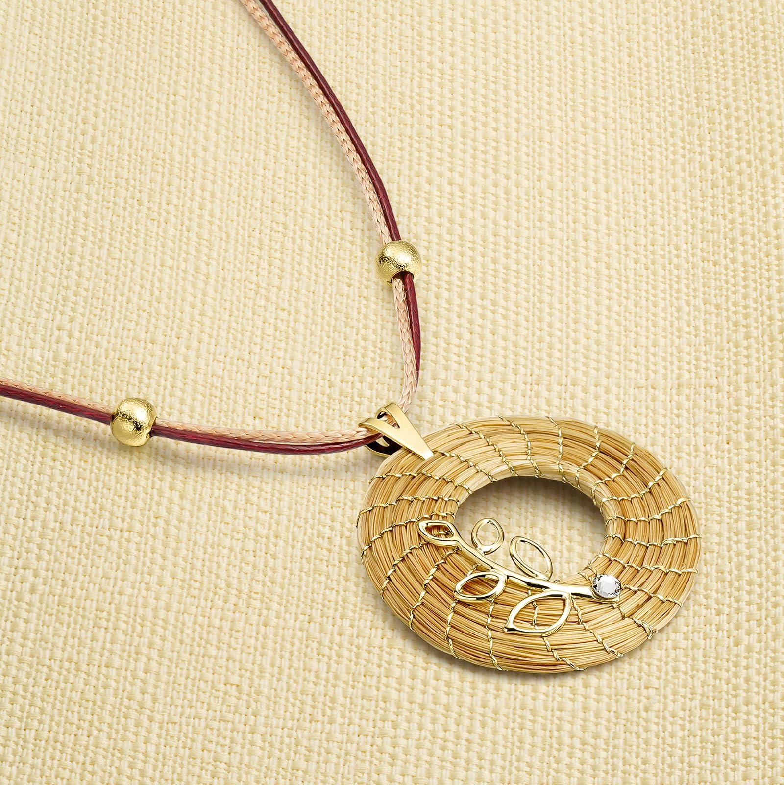VERA NAVARRO - Halskette mit Goldenem Offenem Mandala-Anhänger aus Pflanzlichem Gold Ø 30 mm - Doppelt Gewachste Schnur 42 cm mit Verzierungen - 100% Natürliche Handarbeit